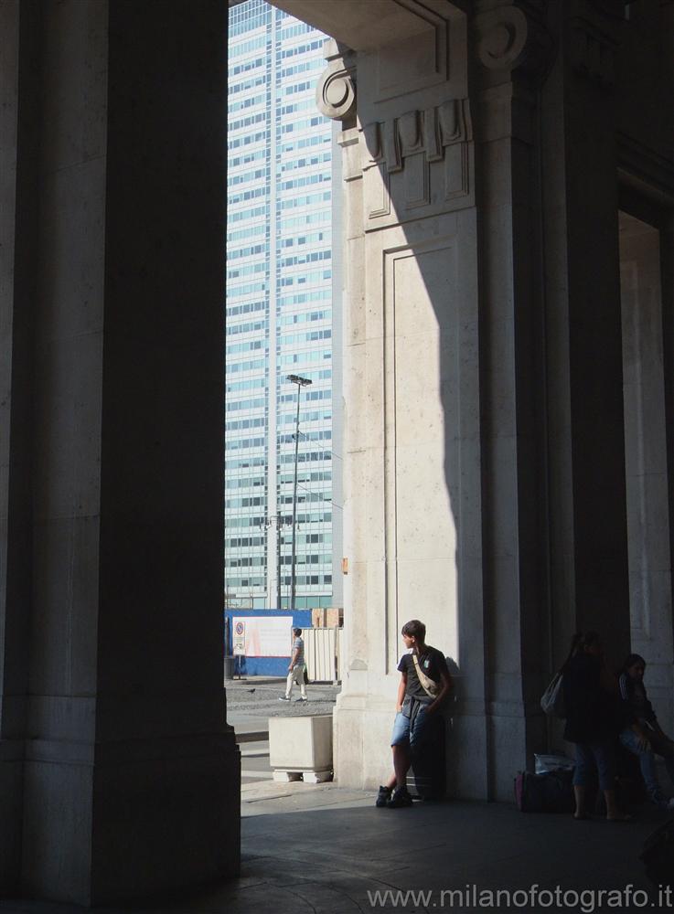 Milano - Grattacielo Pirelli da dentro la Stazione Centrale