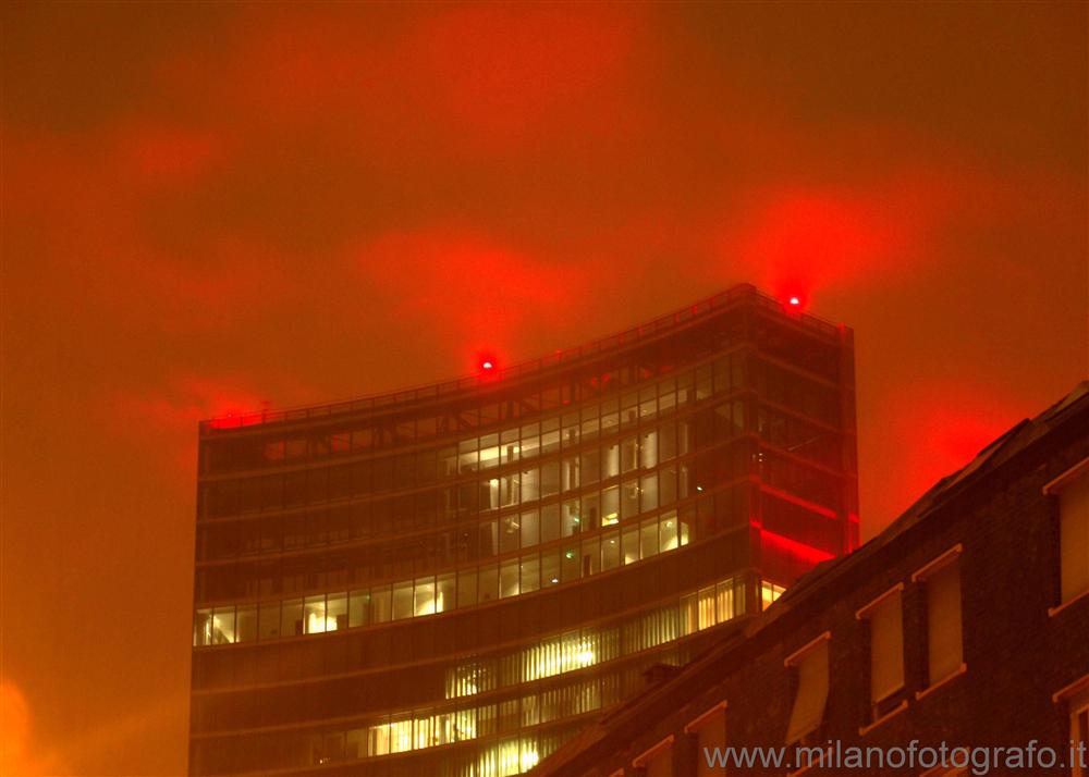 Milano - Il nuovo palazzo della regione avvolto da nuvole basse