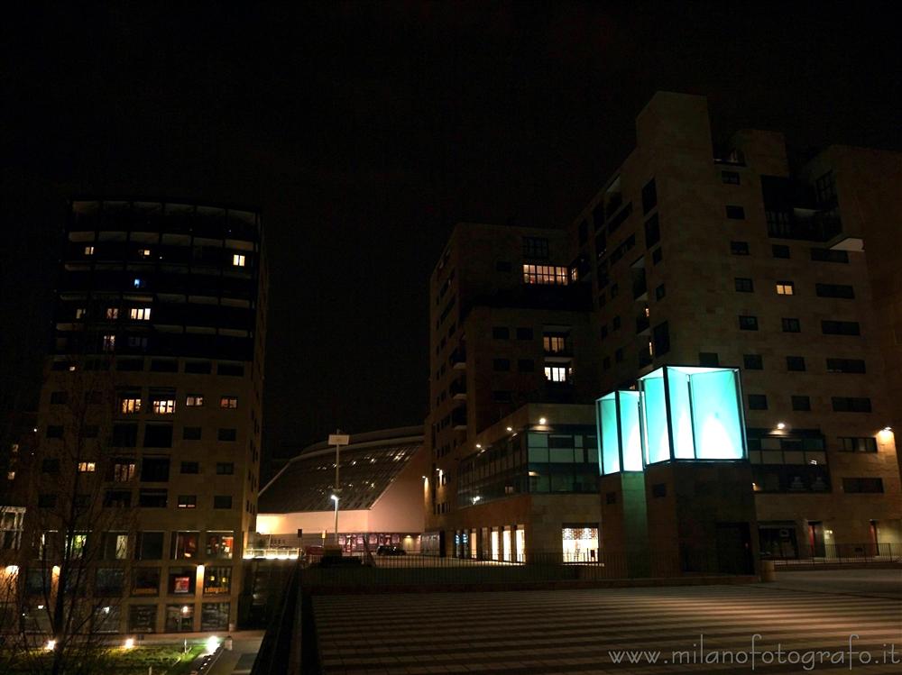 Milano - Quartiere Bicocca in notturno con il Teatro Arcimboldi sullo sfondo