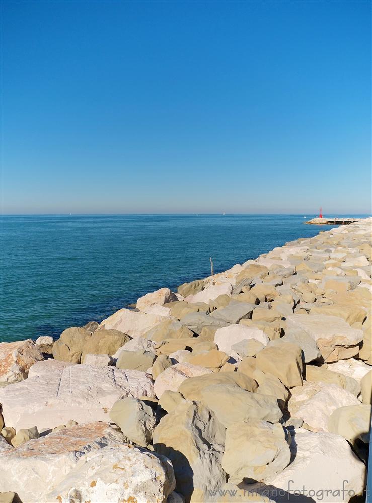 Cattolica (Rimini) - Il mare lungo la passeggiata del porto