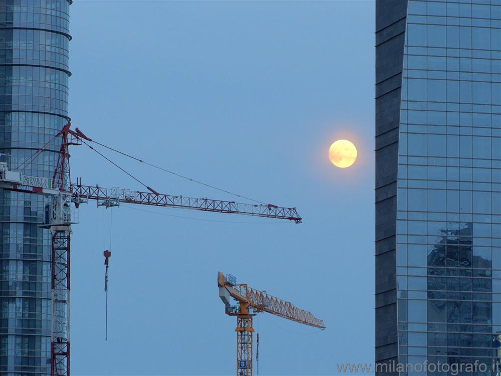 Milano - La luna dietro ai nuovi grattacieli di Garibaldi