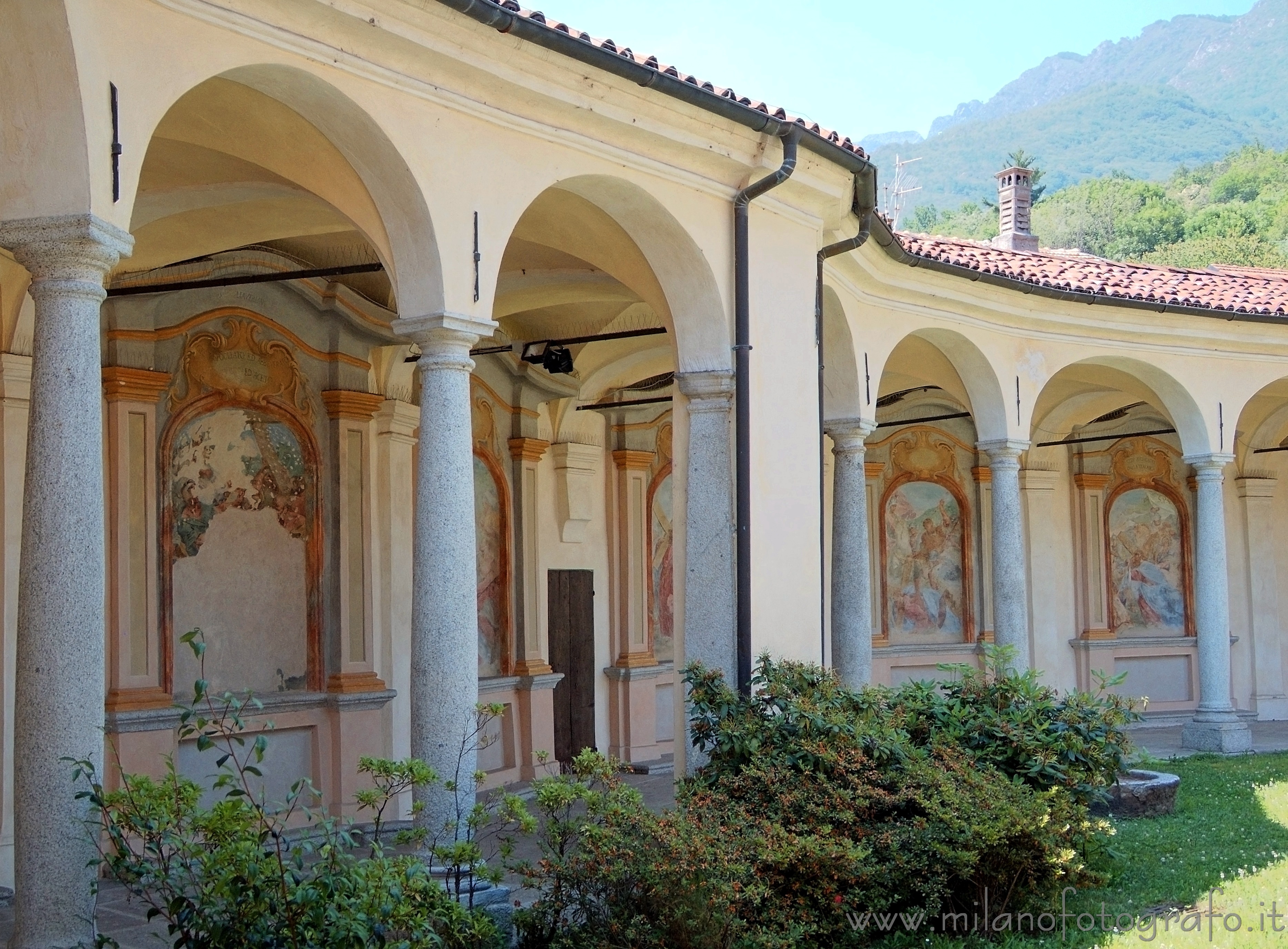 Mergozzo (Verbano-Cusio-Ossola, Italy): Church of the Beata Vergine Assunta: Portico of the chapels - Mergozzo (Verbano-Cusio-Ossola, Italy)