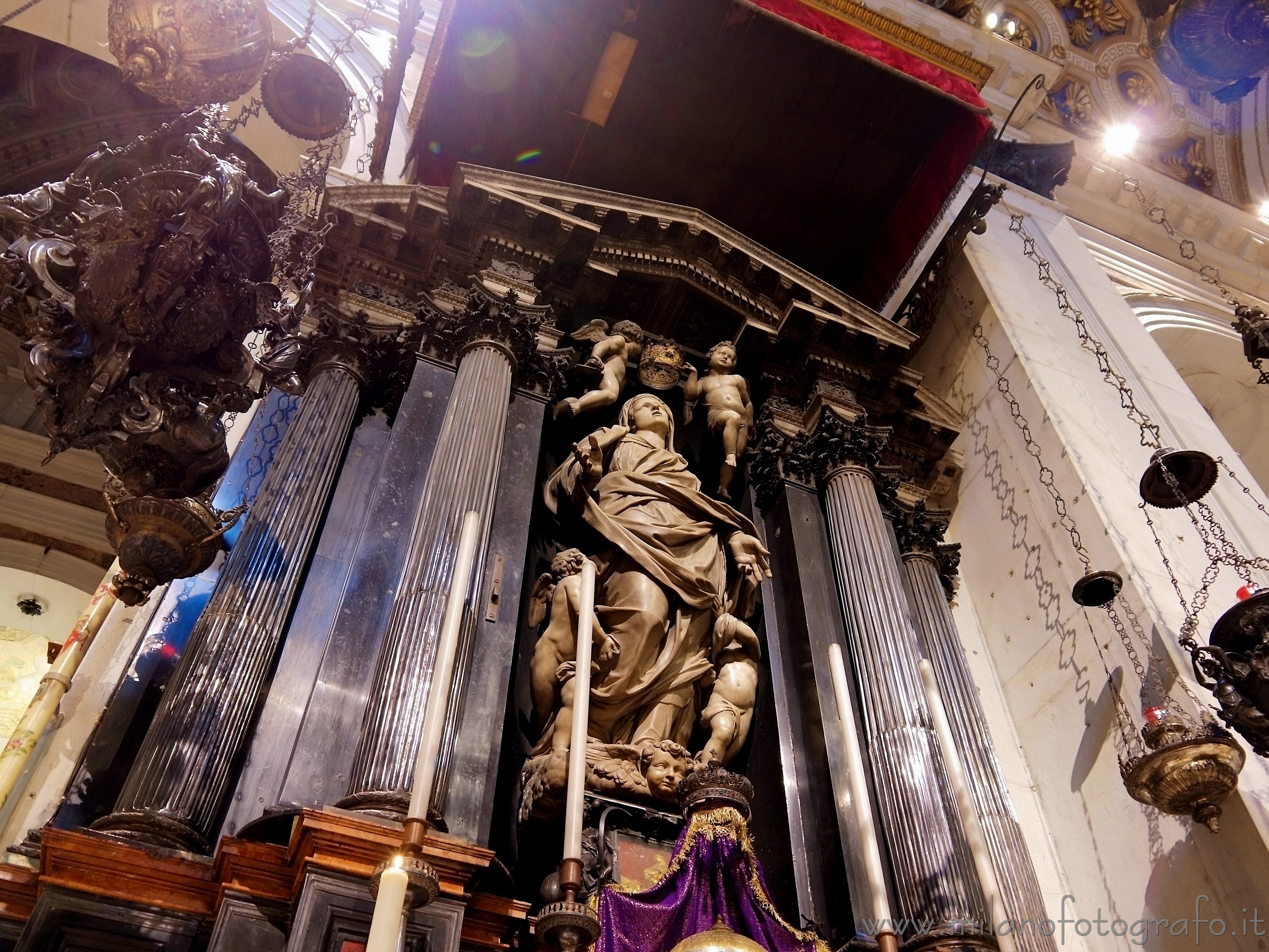 Milano: Altare della Vergine dei Miracoli nella Chiesa di Santa Maria dei Miracoli - Milano