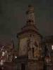 Milano: Statua di Leonardo da Vinci in Piazza della Scala in notturna