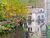 Rosazza (Biella): Stradina del paese con giardino in fiori