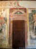 Cavernago (Bergamo): Porta circondata da affreschi nella corte del Castello di Malpaga