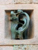 Milano: Scultura a forma di orecchio in via Serbelloni 10 nel Quadrilatero del Silenzio