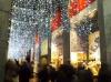 Milano: La gente a passeggio davanti alla Rinascente allestita per il Natale