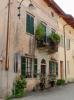Piverone (Torino): Vecchia casa del paese decorata con piante e fiori