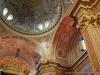 Carpignano Sesia (Novara): Dettaglio degli interni variopinti della Chiesa di Santa Maria Assunta
