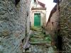 Campiglia Cervo (Biella): Porta di ingresso ad una vecchia casa nella frazione Sassaia