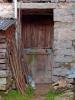 Campiglia Cervo (Biella): Vecchia porta in legno di un'antica casa in granito nella frazione Sassaia