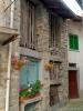Driagno frazione di Campiglia Cervo (Biella): Vecchia casa con gerani