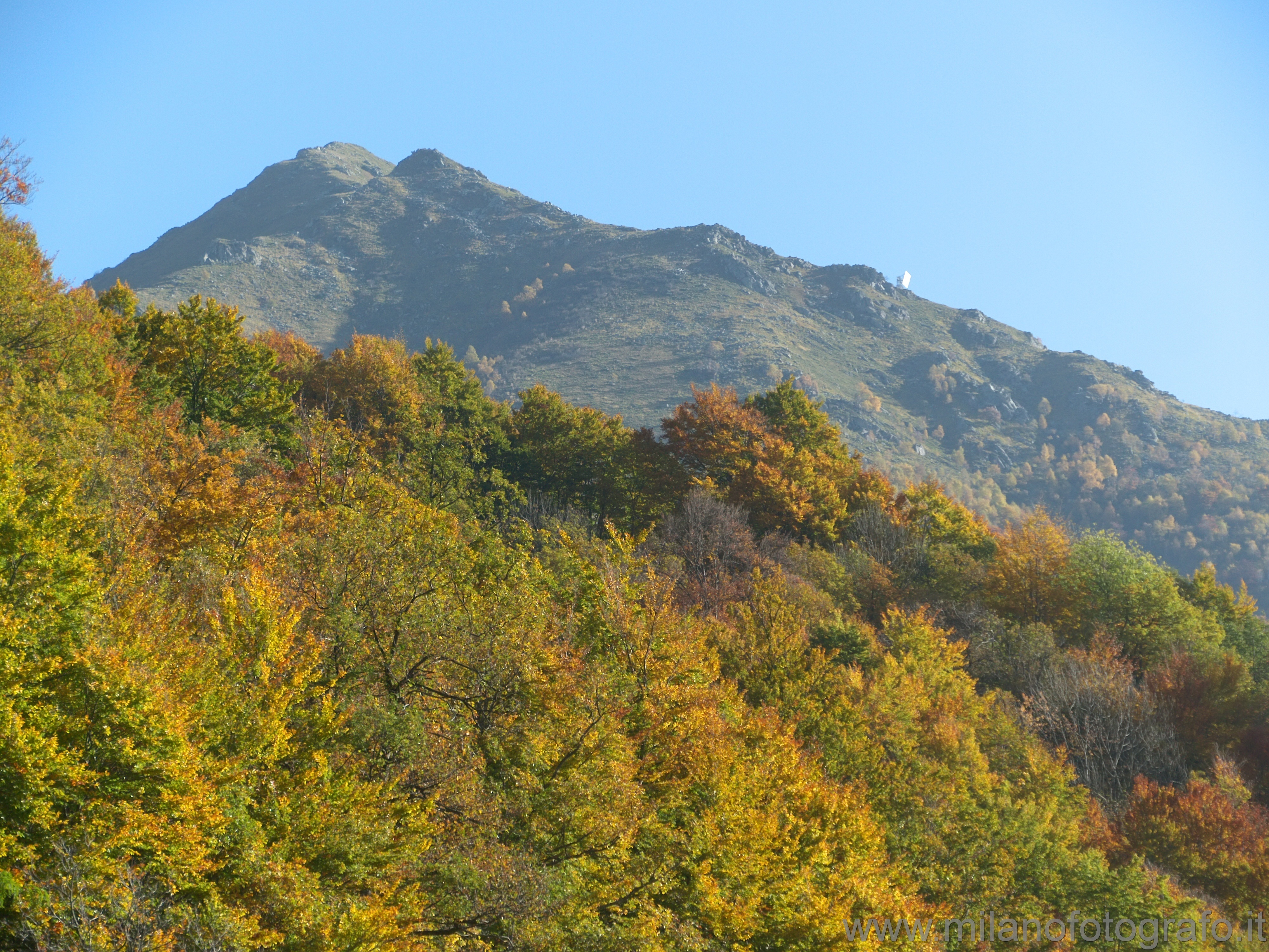 Valmosca frazione di Campiglia Cervo (Biella): Boschi autunnali con Bielmonte sullo sfondo - Valmosca frazione di Campiglia Cervo (Biella)