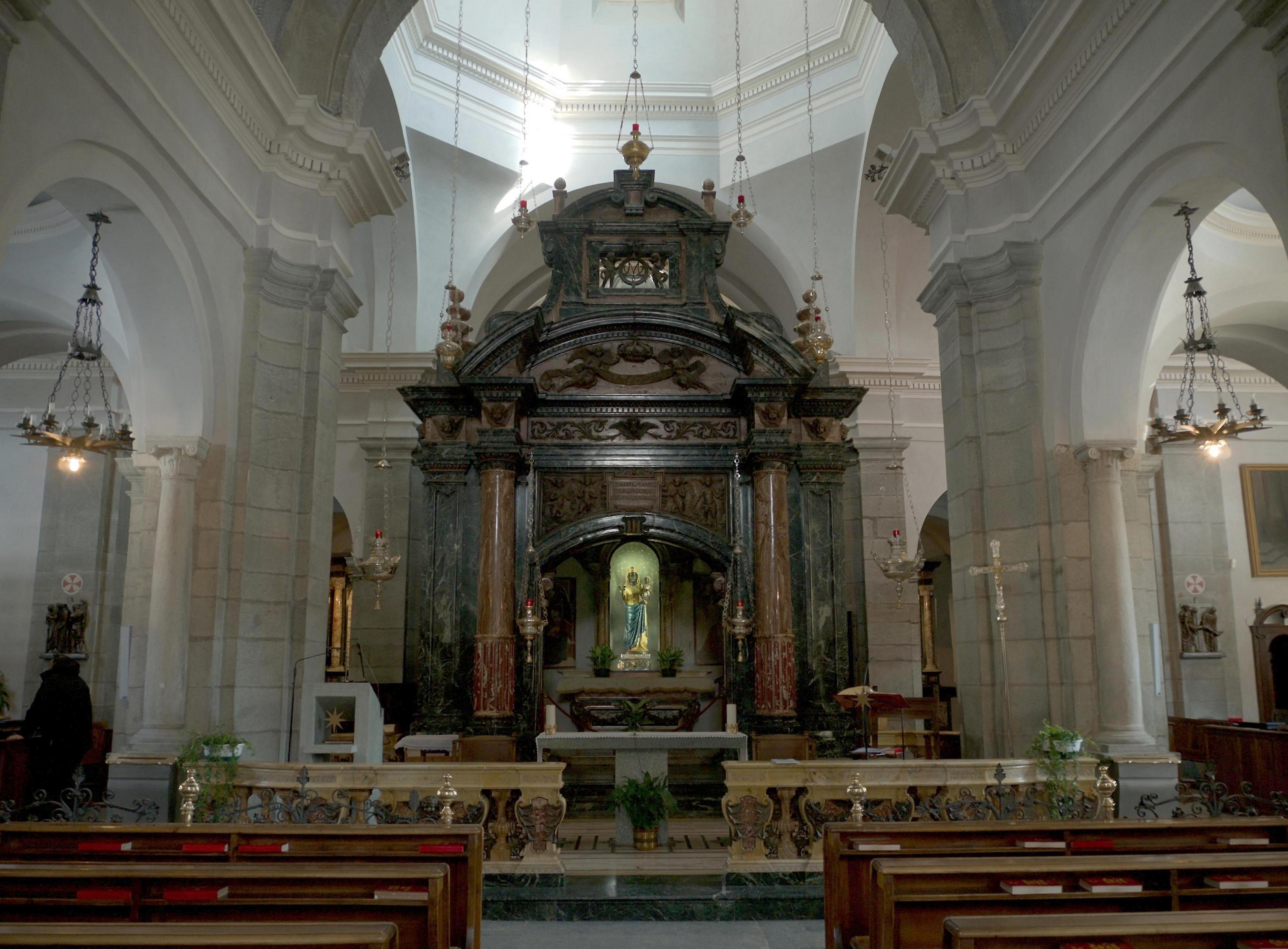 Biella: Interno della Basilica Antica del Santuario di Oropa - Biella