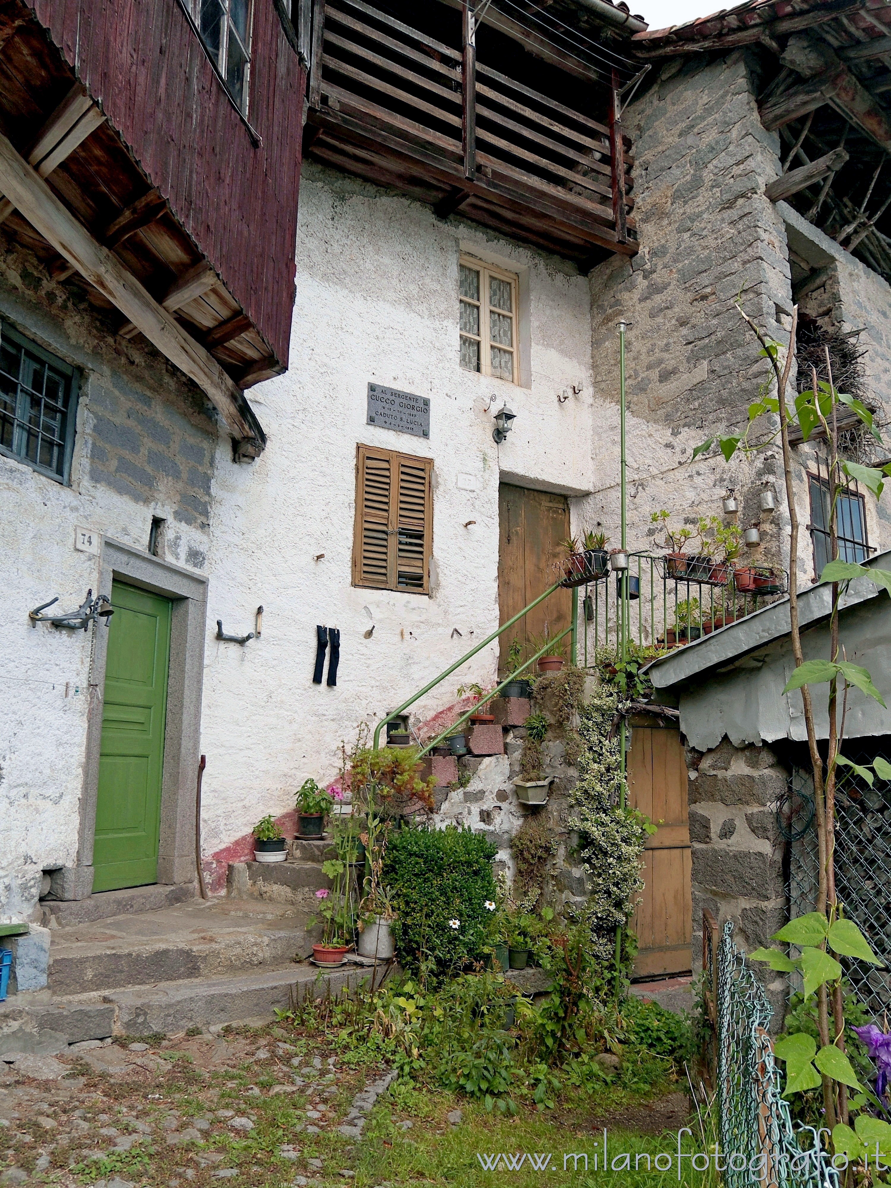 Campiglia Cervo (Biella): Vecchie case fra il Santuario di San Giovanni e Oretto - Campiglia Cervo (Biella)