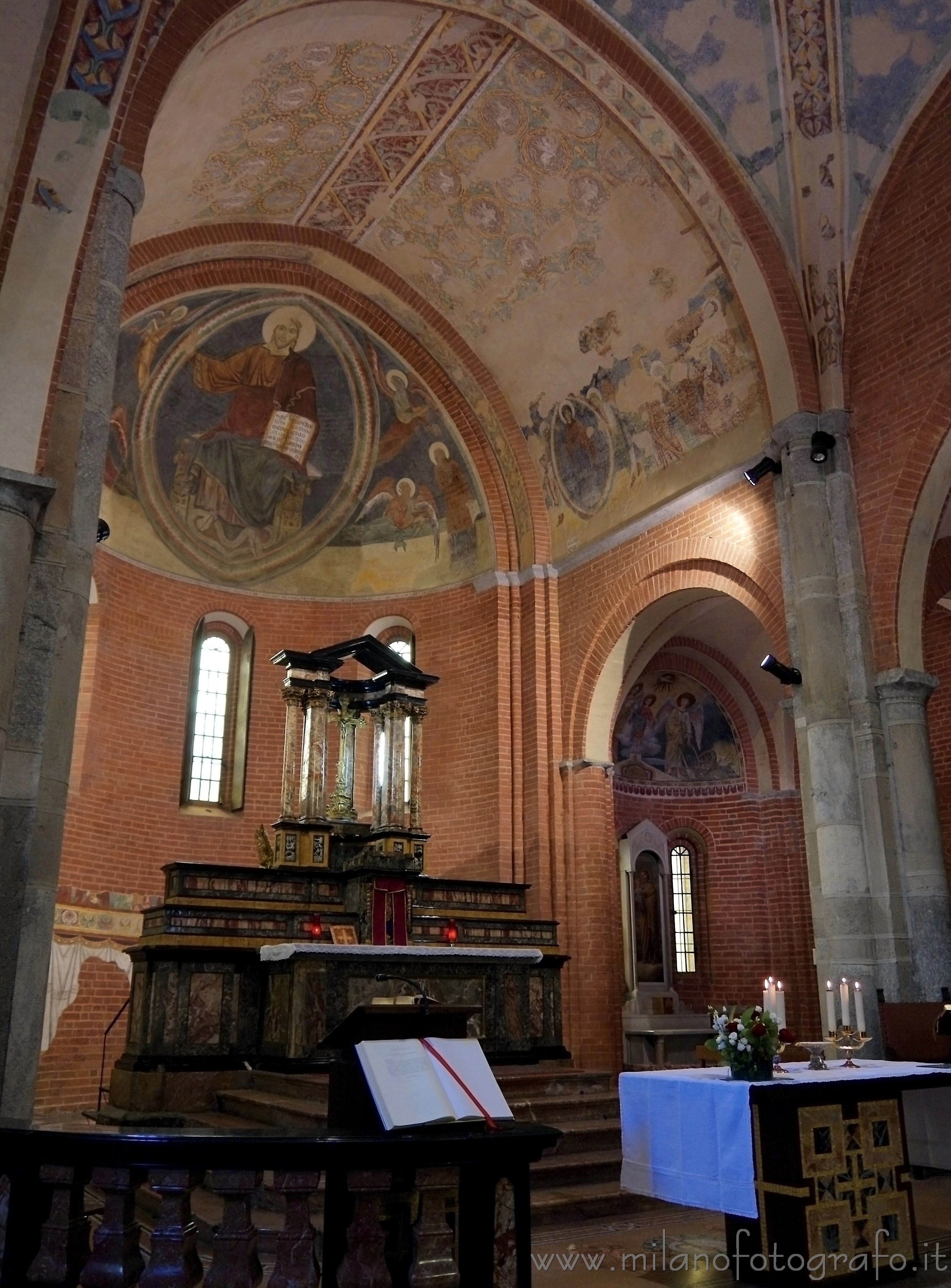 Milano: Altare e apside della Chiesa di Santa Maria Rossa in Crescenzago - Milano Milano: Altare e apside della Chiesa di Santa Maria Rossa in Crescenzago - Milano