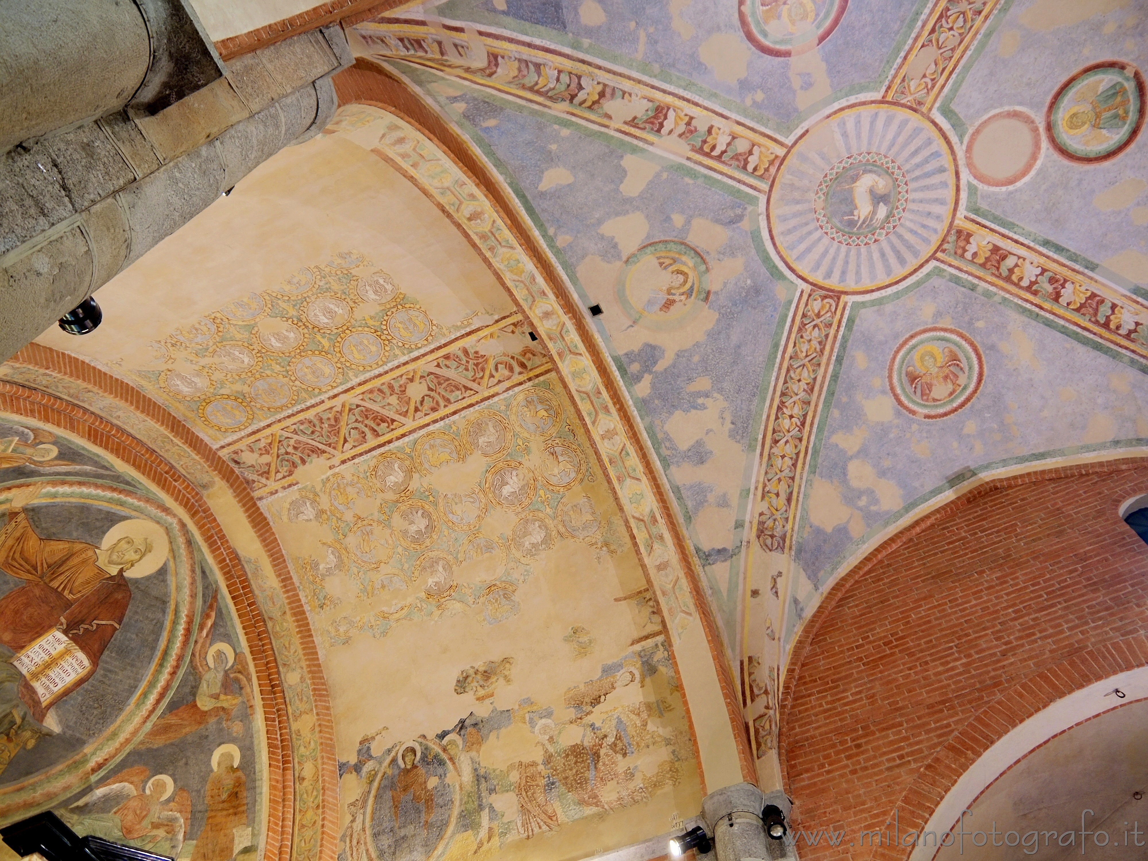 Milano: Affreschi all'interno della Chiesa di Santa Maria Rossa in Crescenzago - Milano Milano: Affreschi all'interno della Chiesa di Santa Maria Rossa in Crescenzago - Milano