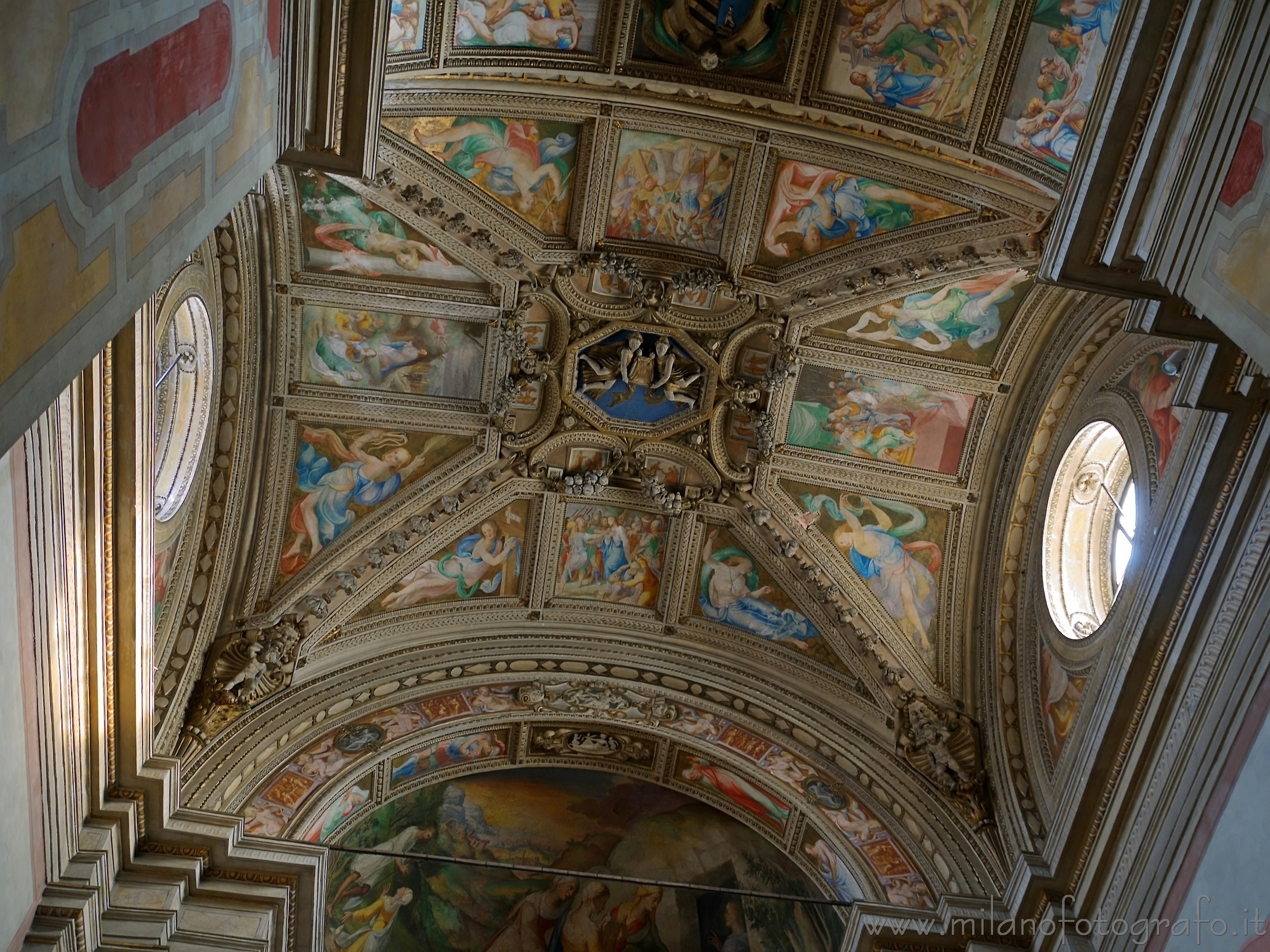 Milan (Italy): Ceiling of one of the lateral chapels - Milan (Italy)