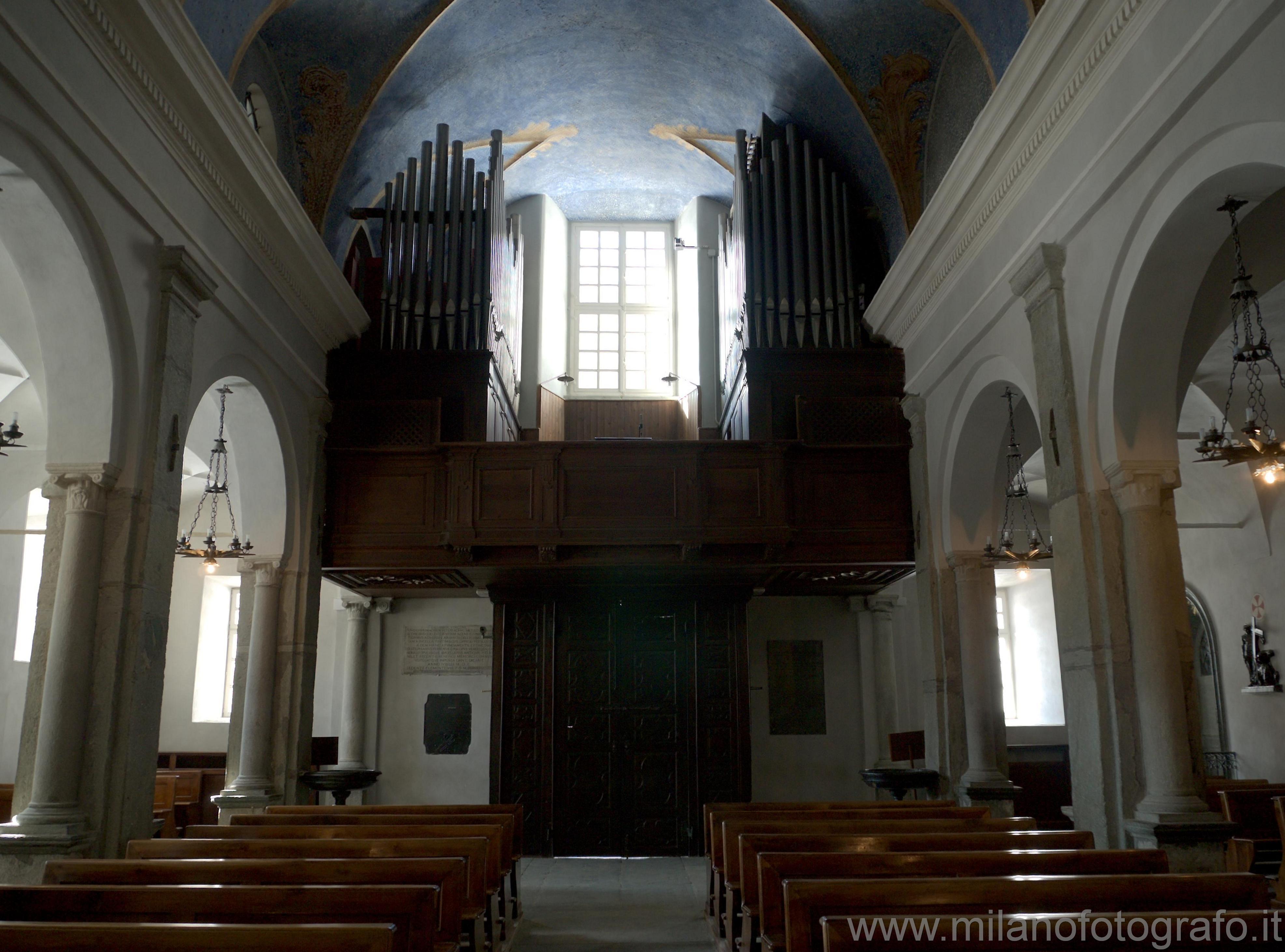 Biella: Interno della Basilica Antica del Santuario di Oropa con l'organo - Biella