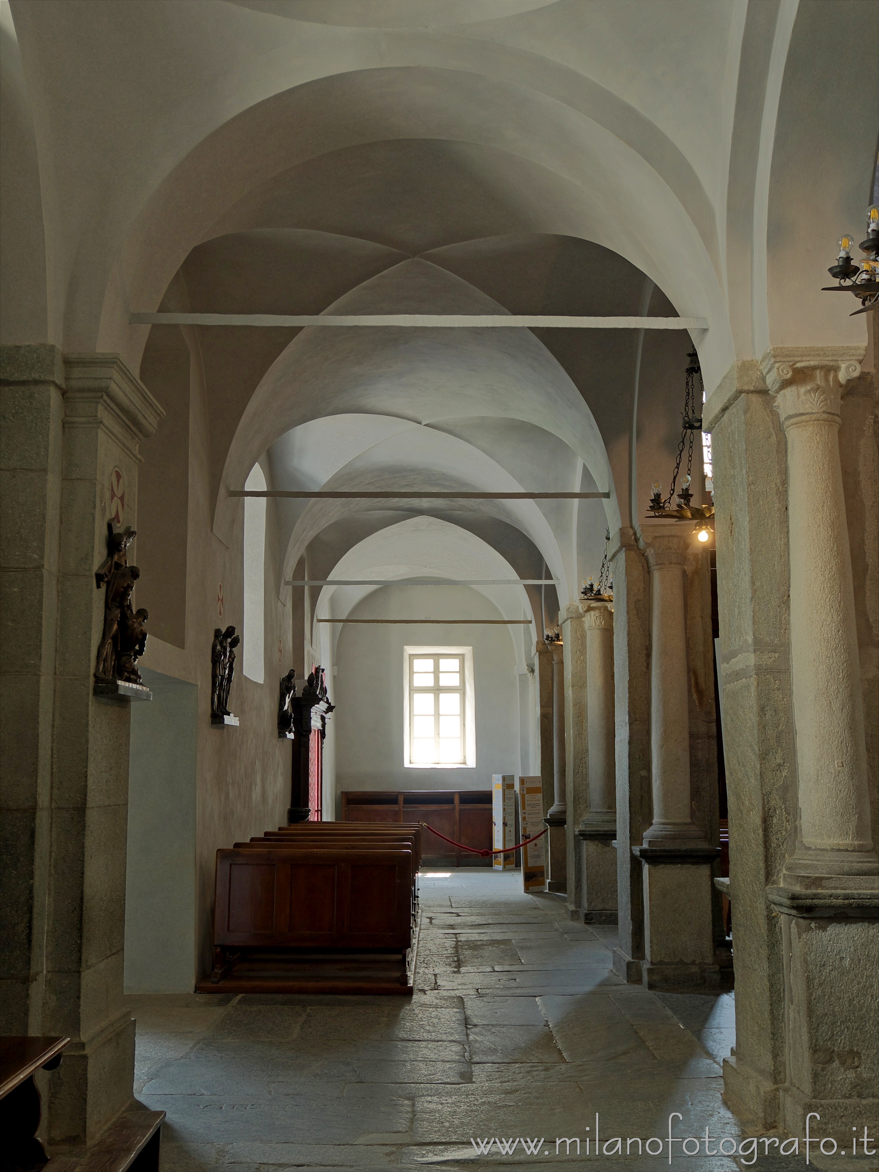 Biella: Navata laterale della Basilica Antica del Santuario di Oropa - Biella