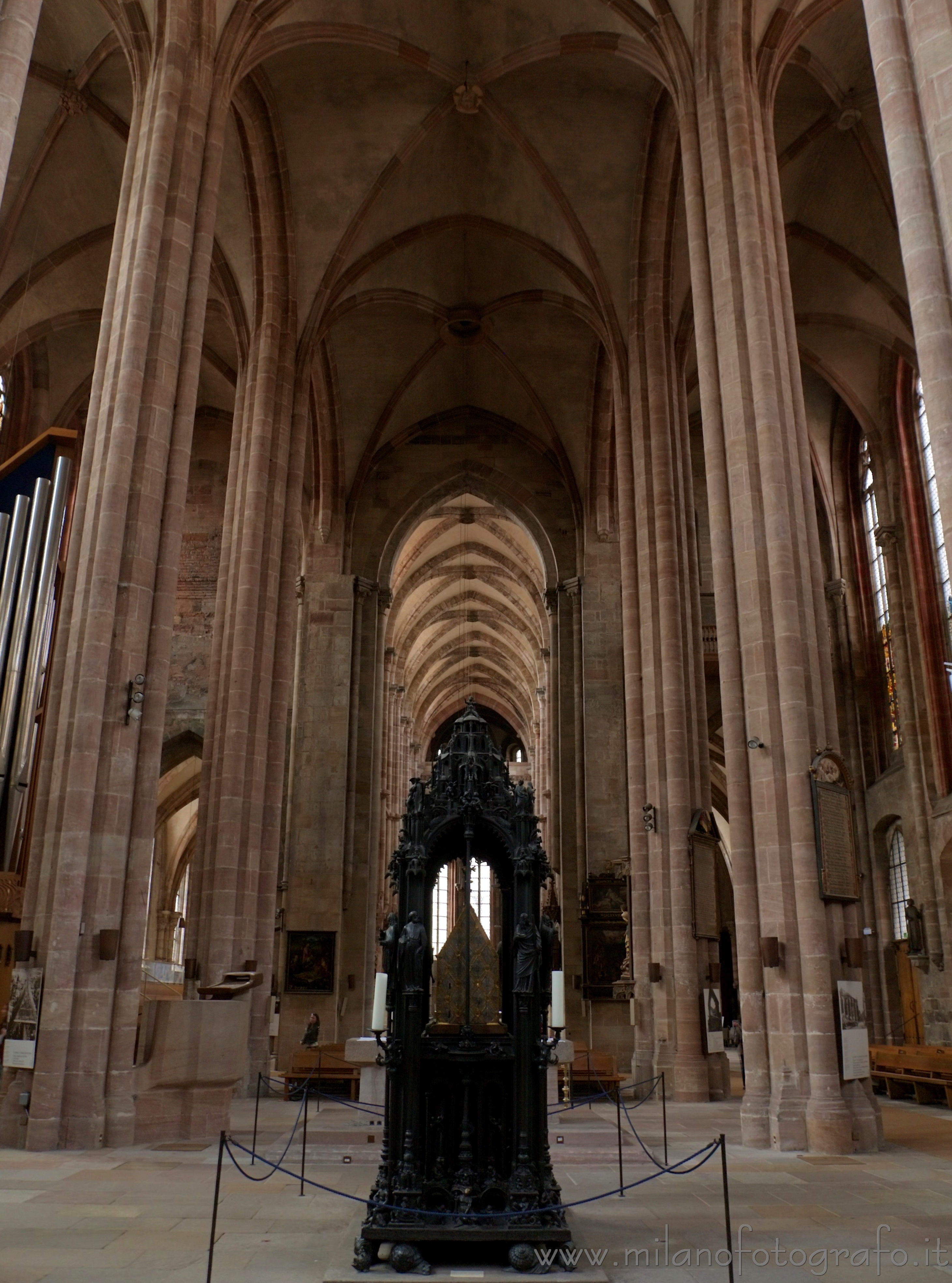 Nürnberg (Germany): Interior of the St. Sebaldus Church with  Monument of St. Sebaldus - Nürnberg (Germany)