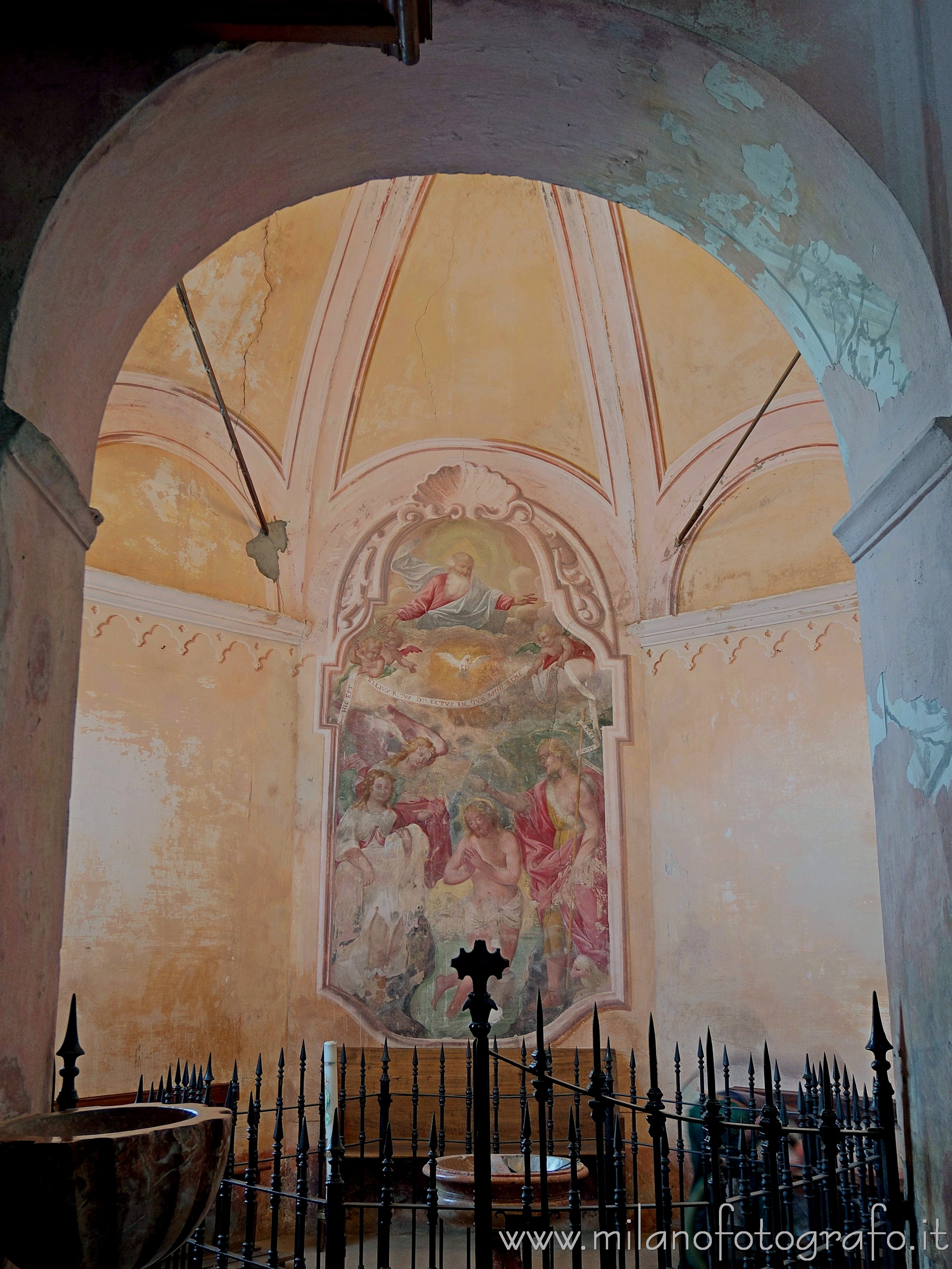 Sillavengo (Novara): Cappella con fonte battesimale nella Chiesa di San Giovanni - Sillavengo (Novara)