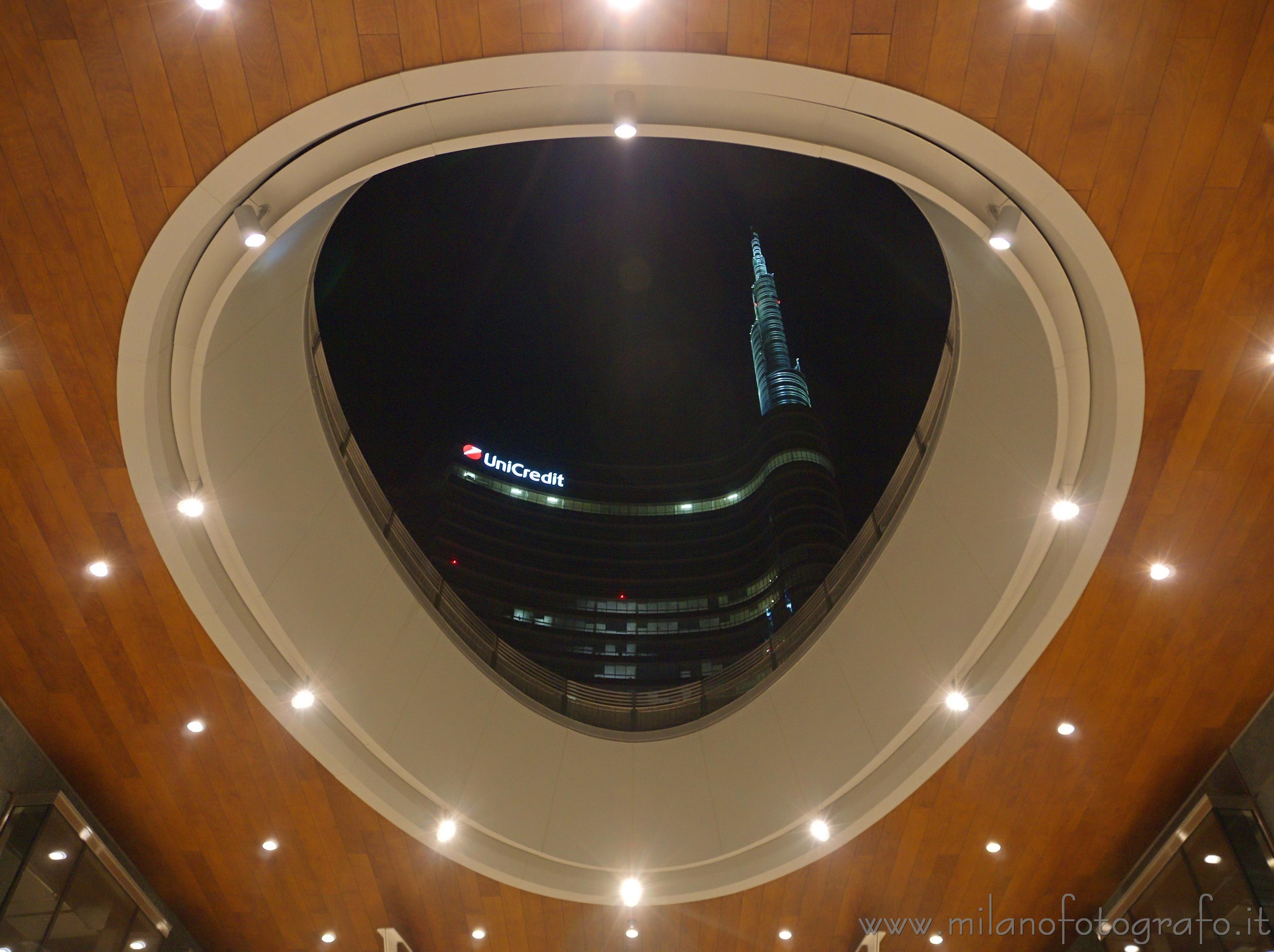 Milano: Vista verso la torre Unicredit - Milano