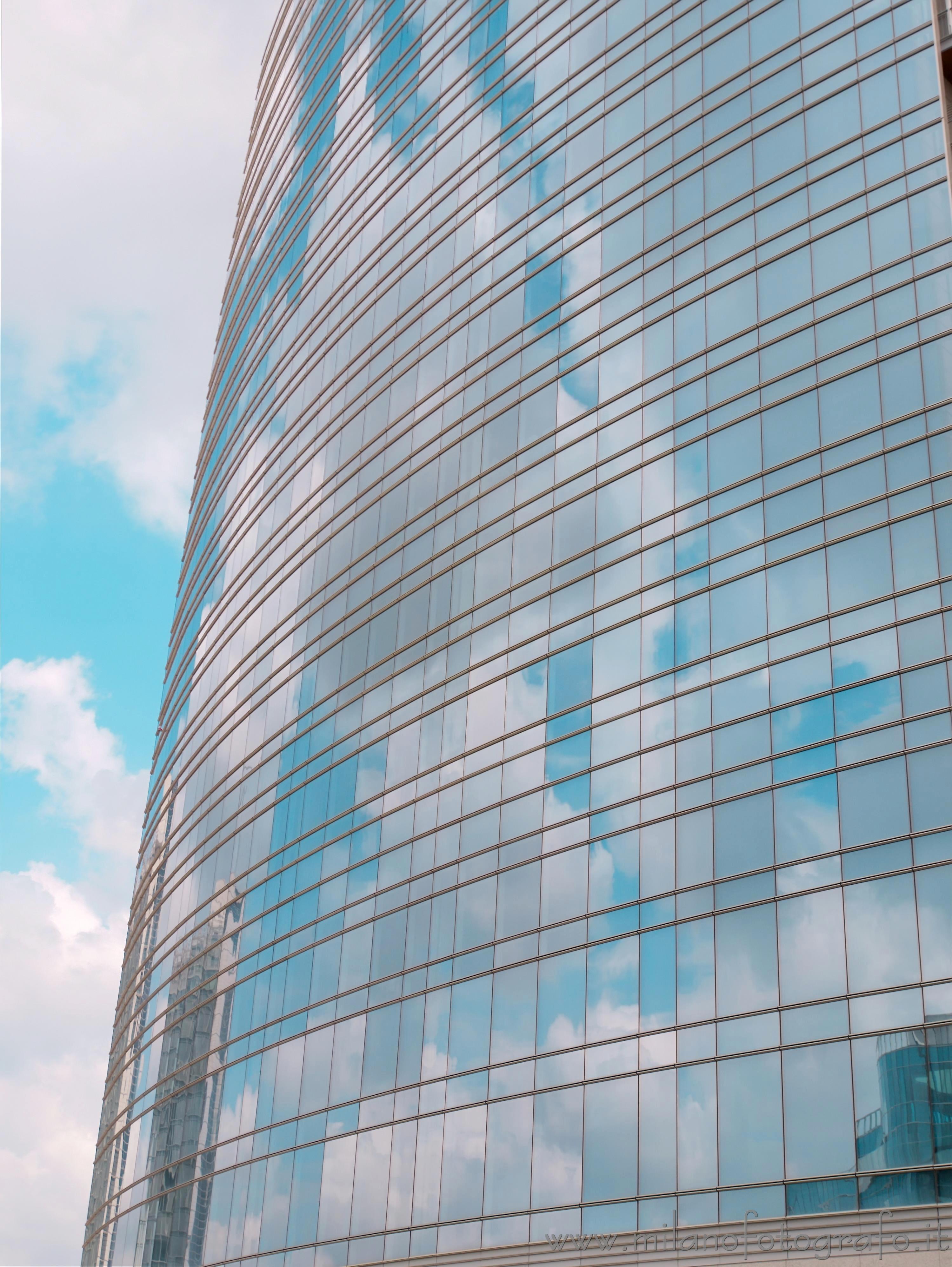 Milano: La vetrata della torre minore Unicredit - Milano Milano: La vetrata della torre minore Unicredit - Milano