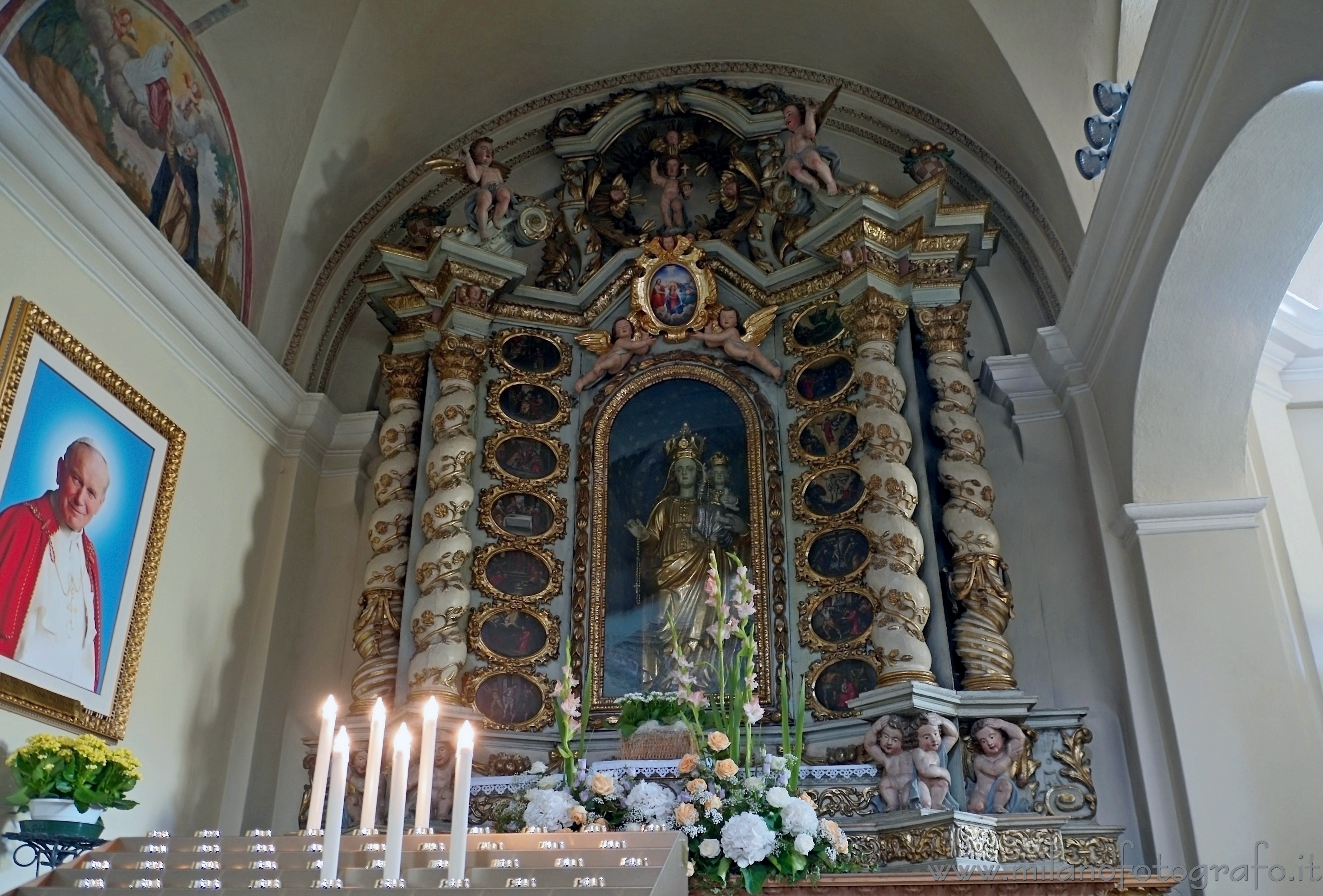 Vigliano Biellese (Biella, Italy): Lateral altar in the Church of Santa Maria Assunta - Vigliano Biellese (Biella, Italy)