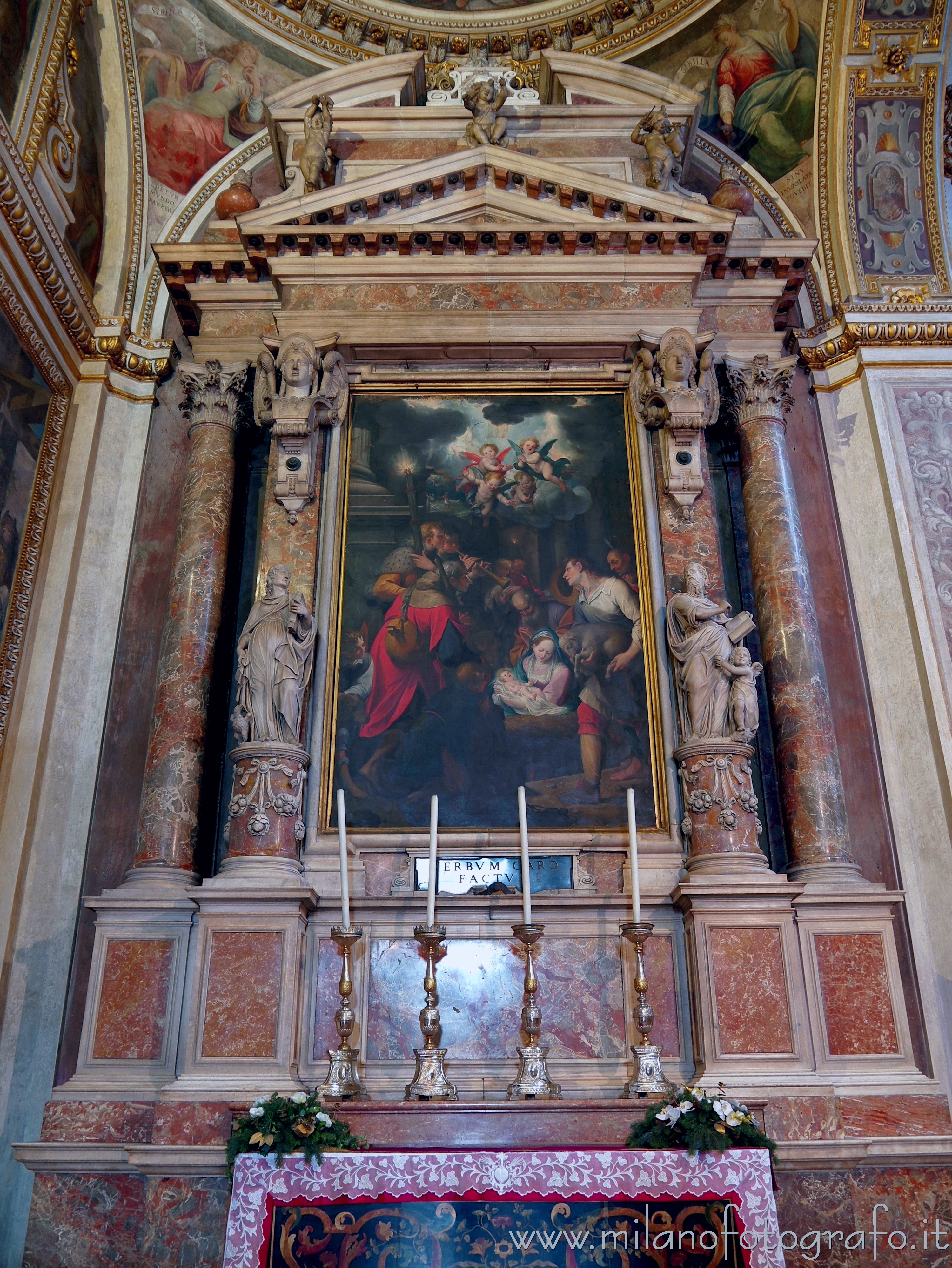 Milan (Italy): Altar of the Chapel of the Nativity in the Church of Sant'Alessandro - Milan (Italy)