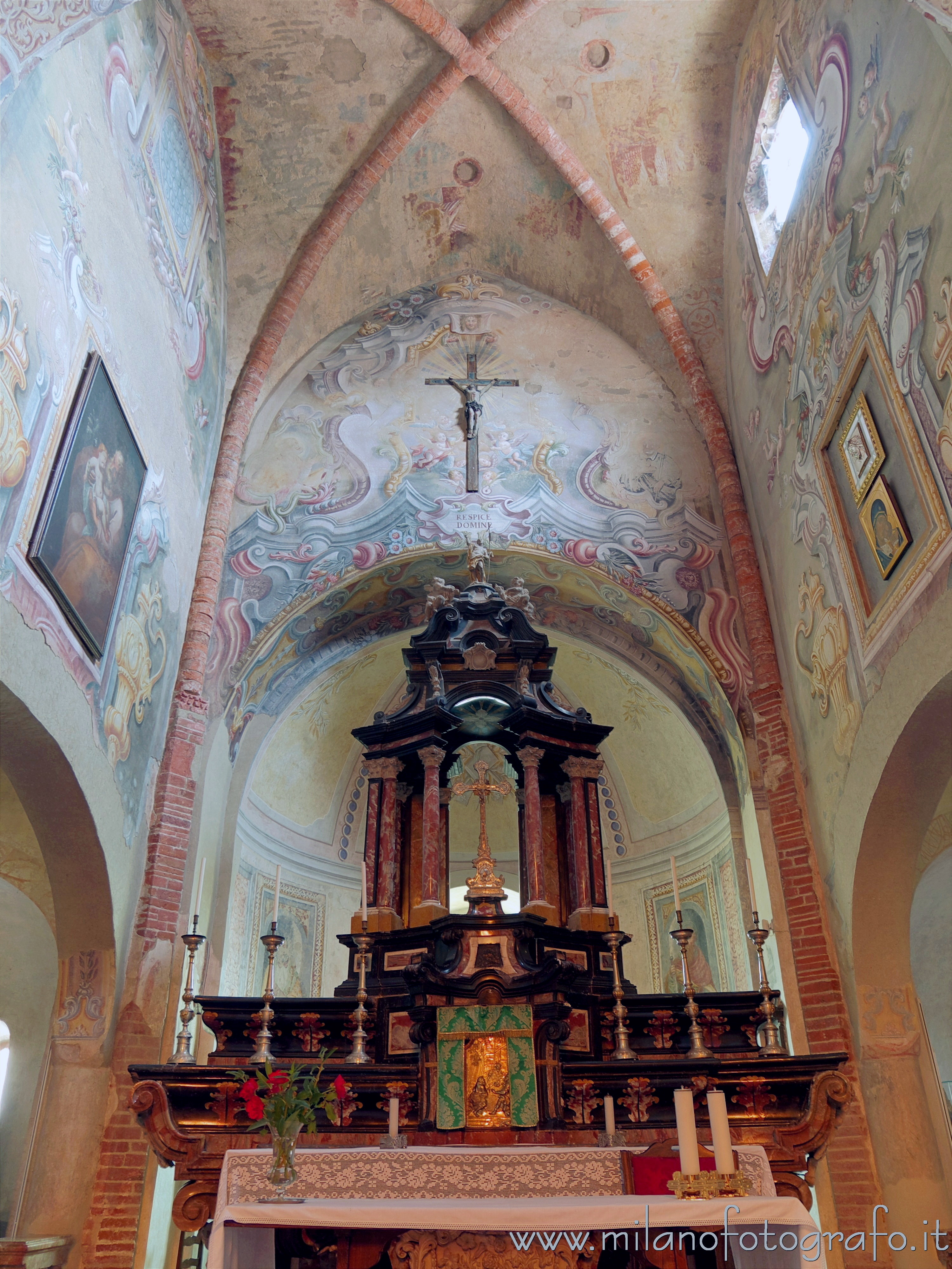 Bellinzago Novarese (Novara): Altare nella Chiesa di San Giulio della Badia di Dulzago - Bellinzago Novarese (Novara)