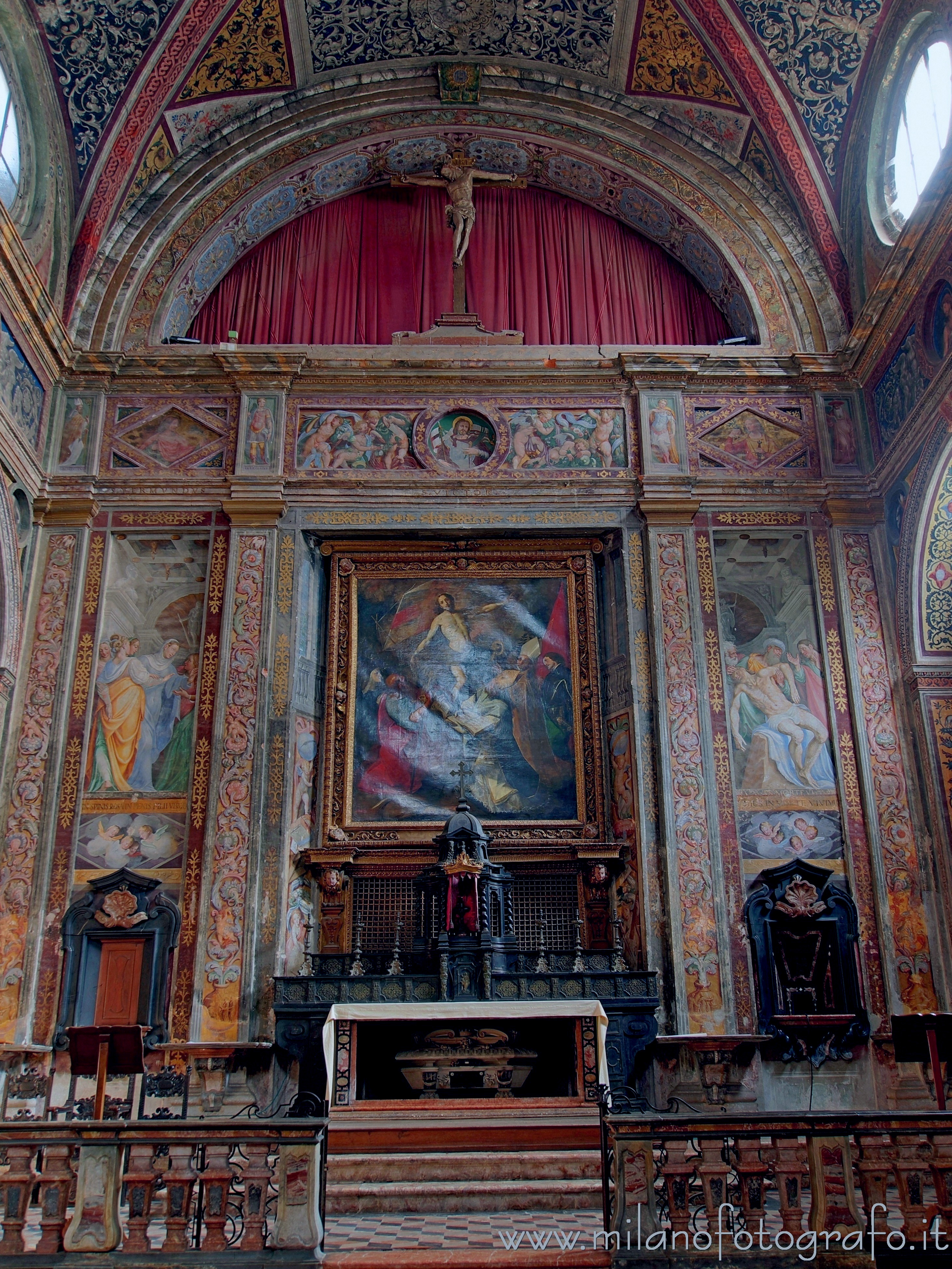 Meda (Monza e Brianza, Italy): Altar and presbytery of the Church of San Vittore - Meda (Monza e Brianza, Italy)