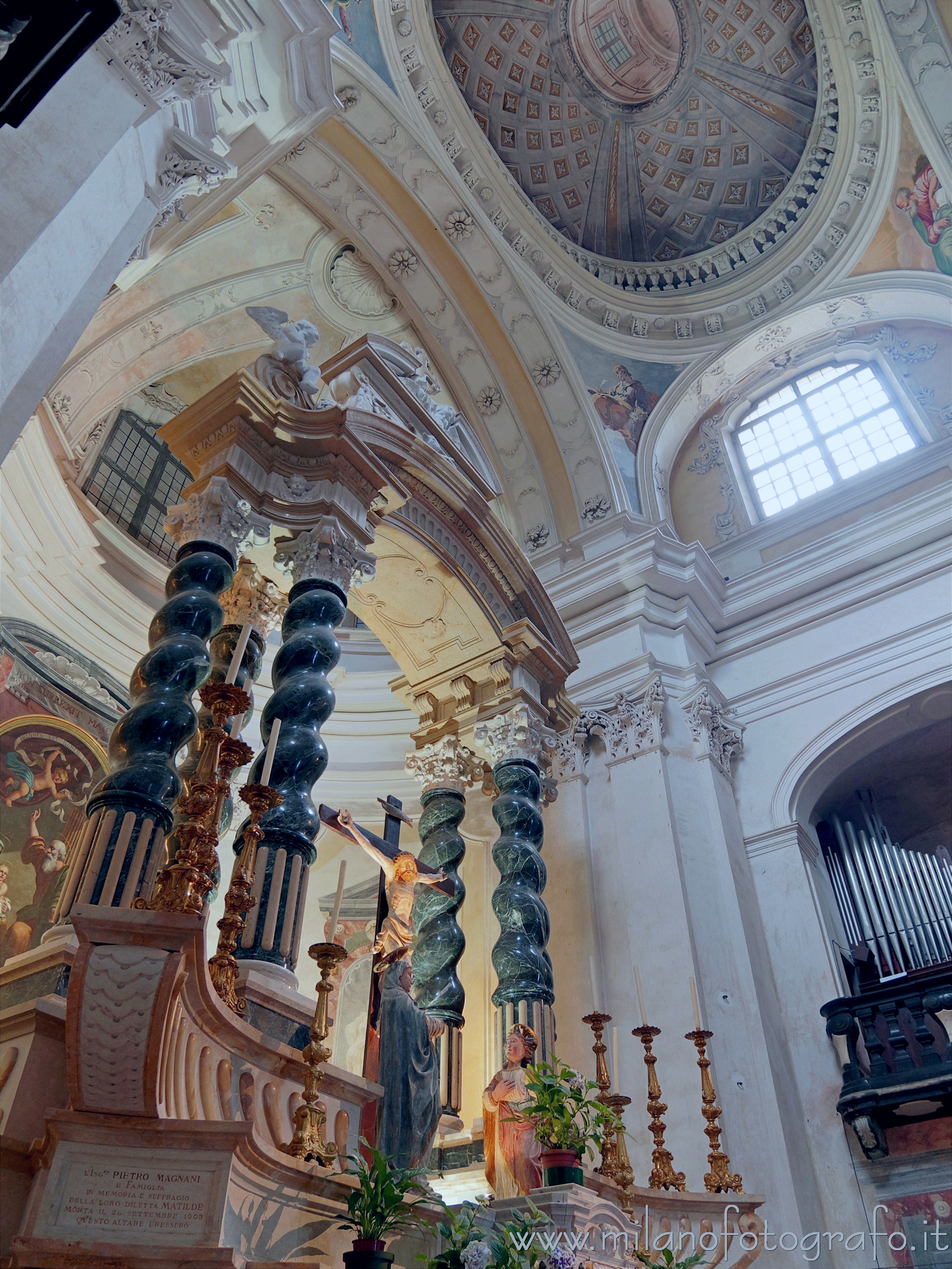 Campiglia Cervo (Biella, Italy): Altar and presbytery  of the Sanctuary of San Giovanni di Andorno - Campiglia Cervo (Biella, Italy)