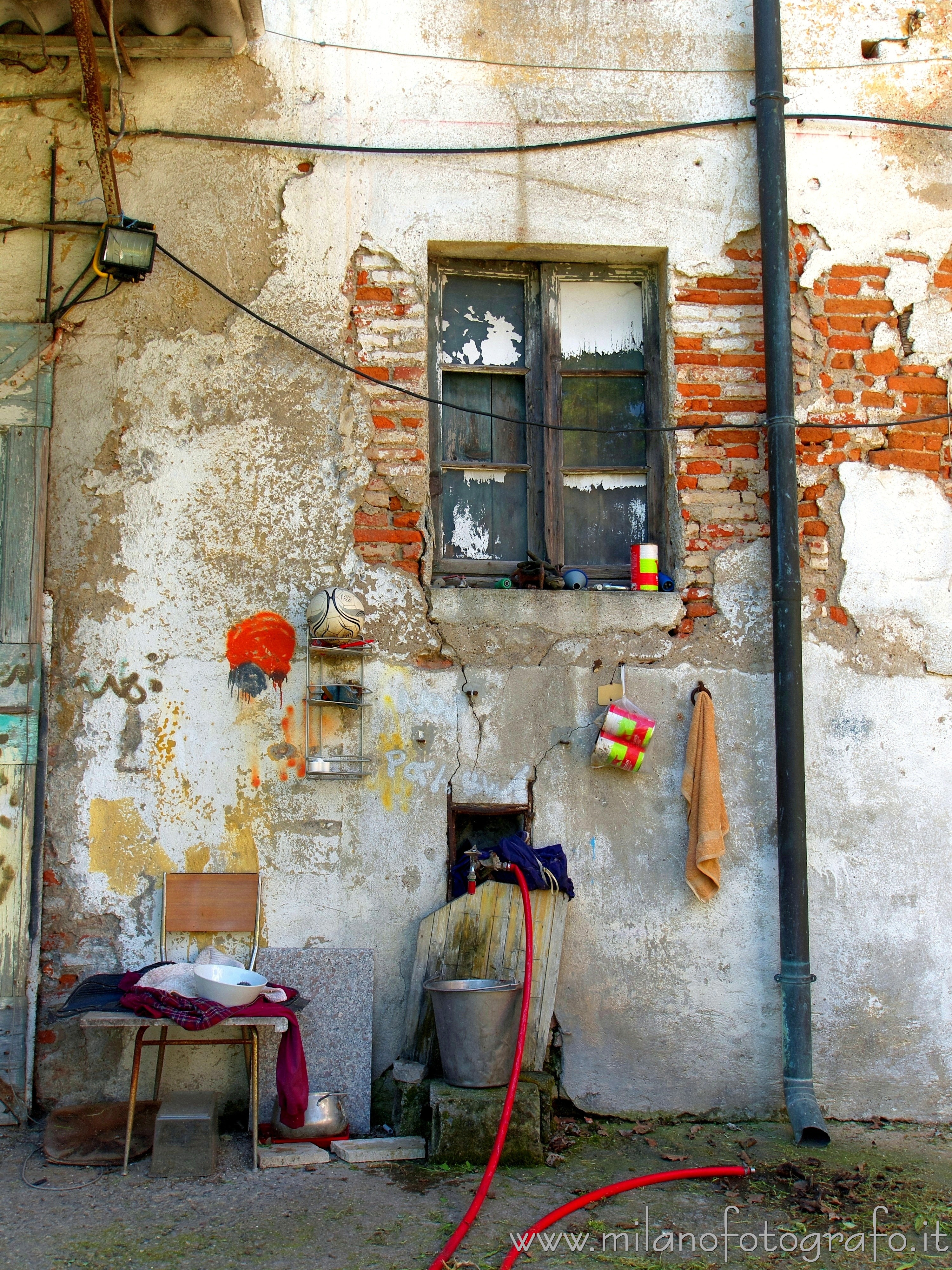 Milano: Vecchia parete con finestra ad Assiano, uno dei borghi di Milano - Milano