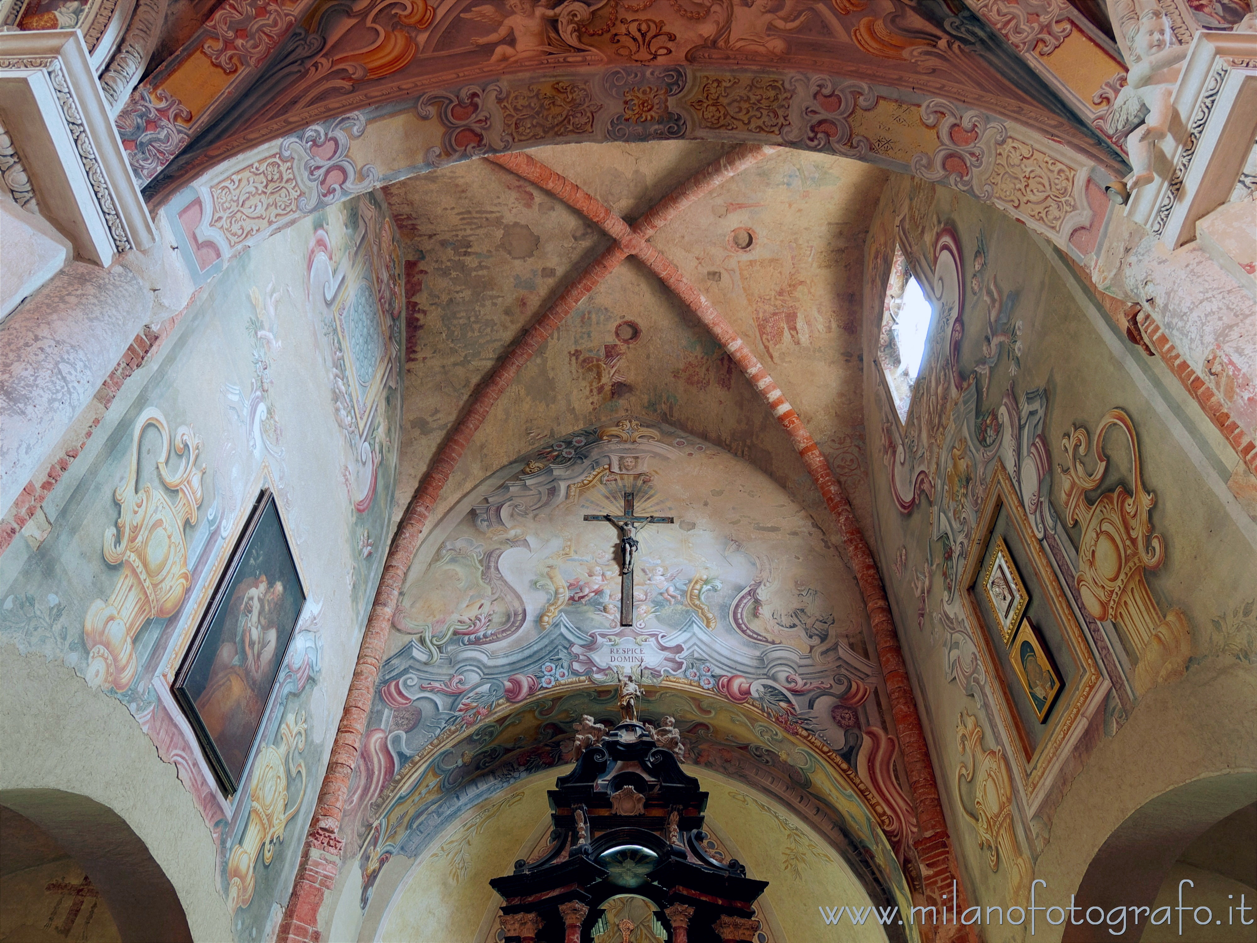 Bellinzago Novarese (Novara, Italy): Ceiling of the presbytery of the Church of San Giulio in the Badia of Dulzago - Bellinzago Novarese (Novara, Italy)