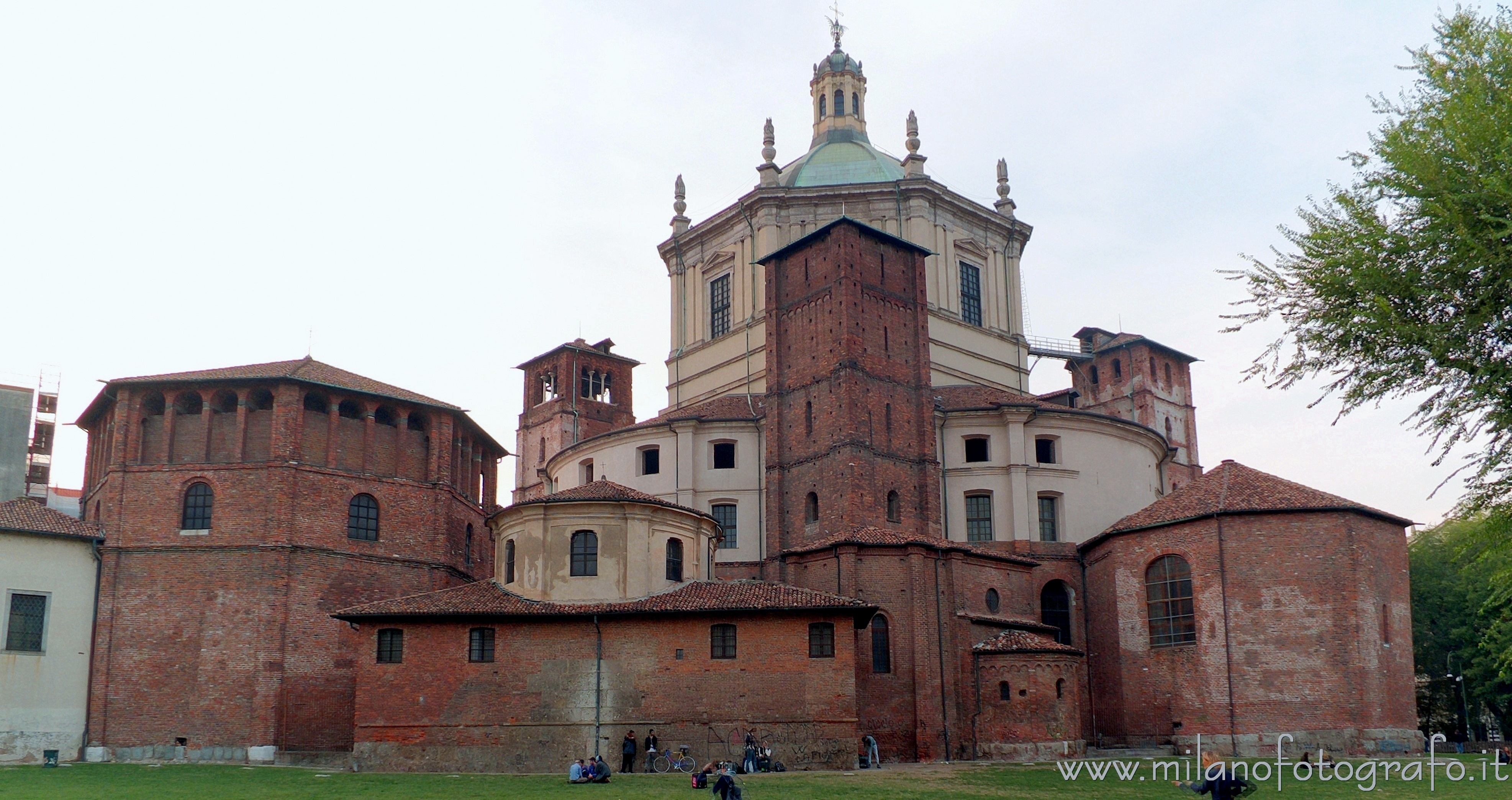 Milano: Lato posteriore del complesso della Basilica di San Lorenzo Maggiore - Milano