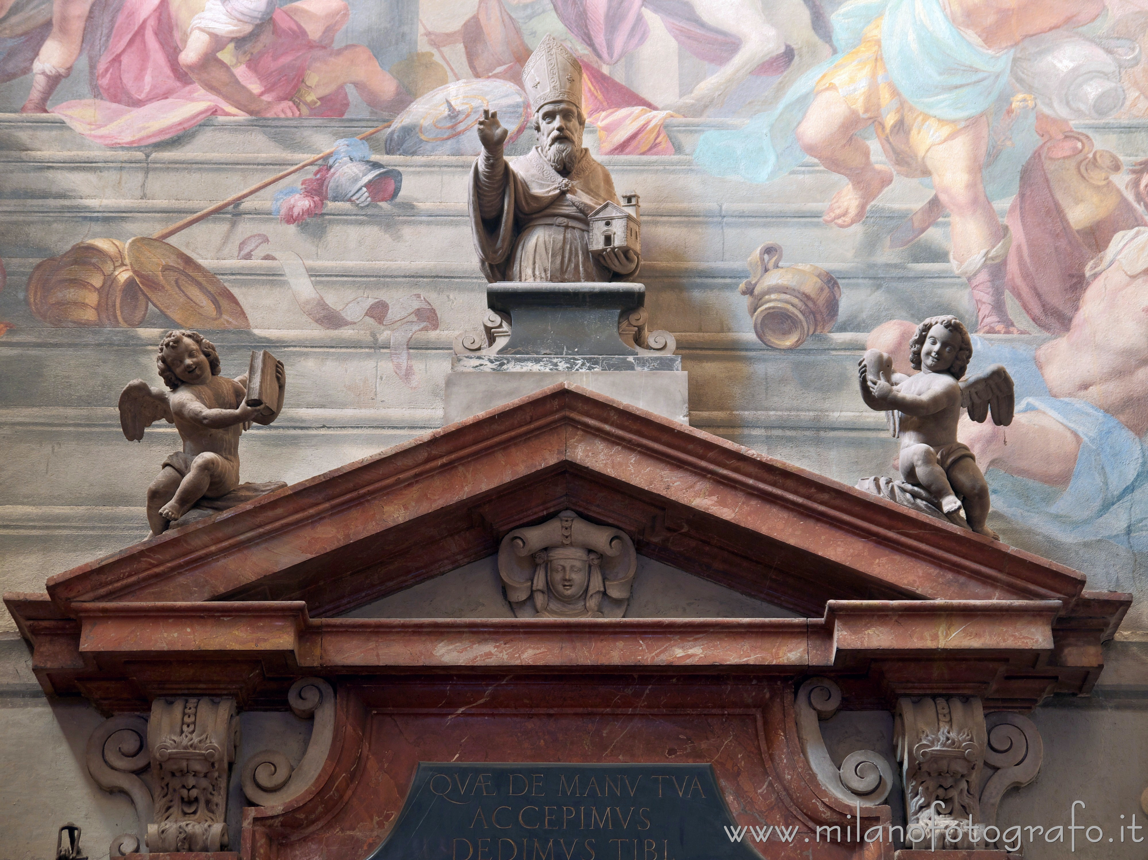 Milano: Frontone sopra la porta della sagrestia della Basilica di San Marco - Milano