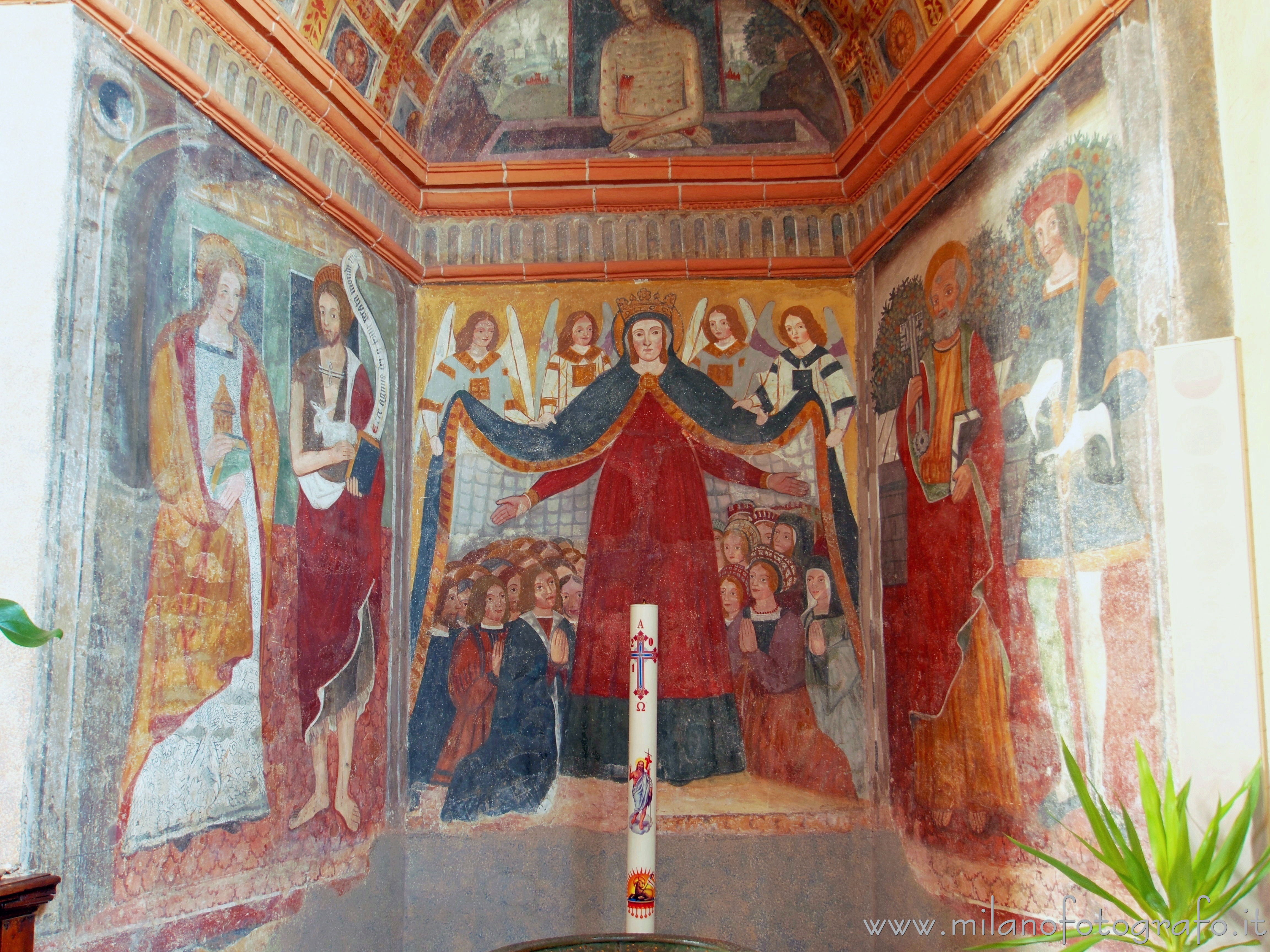 Benna (Biella, Italy): Frescoed walls of the right chapel of the Church of San Pietro - Benna (Biella, Italy)