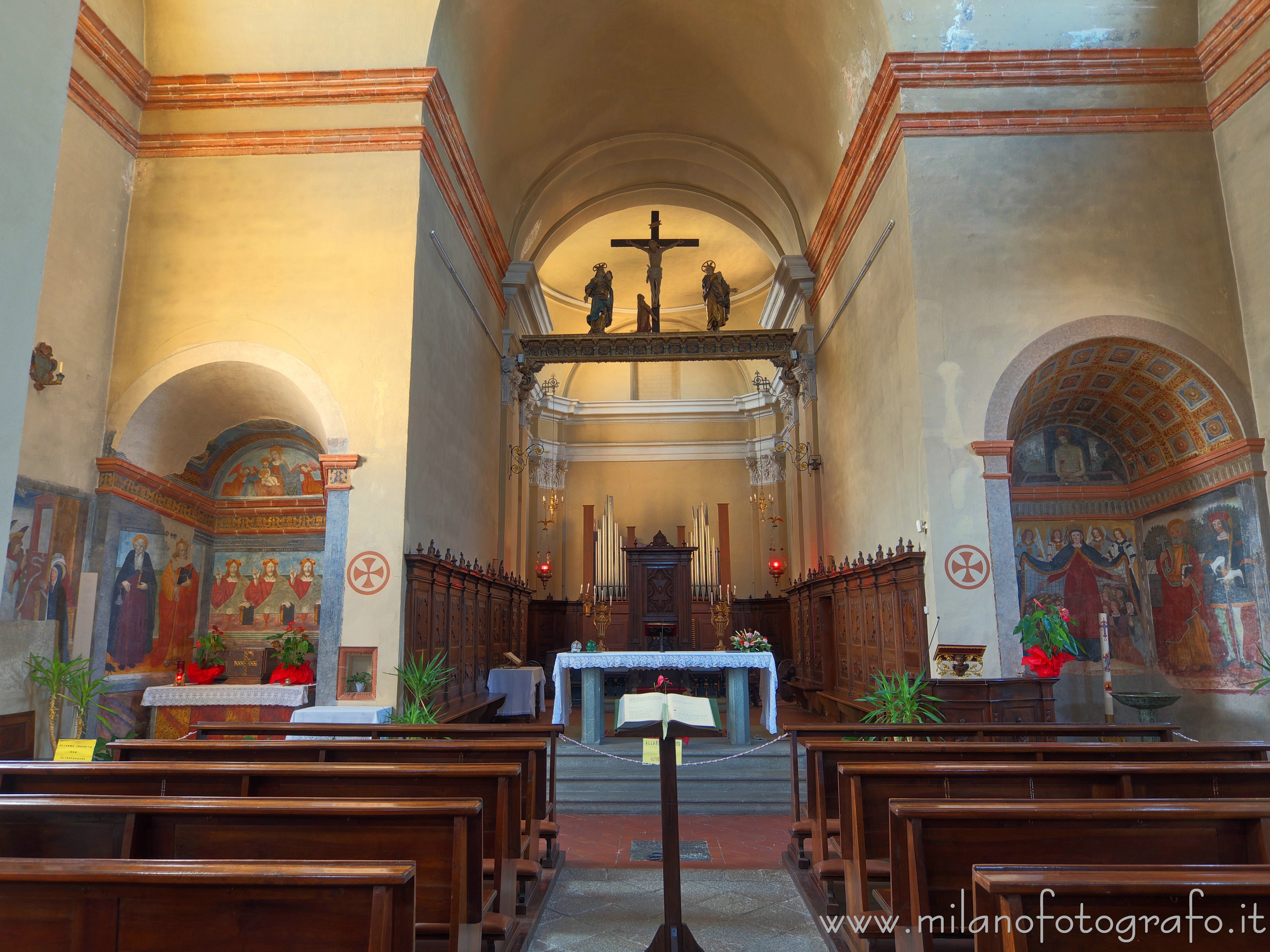 Benna (Biella, Italy): Presbytery and chapels of the Church of San Pietro - Benna (Biella, Italy)