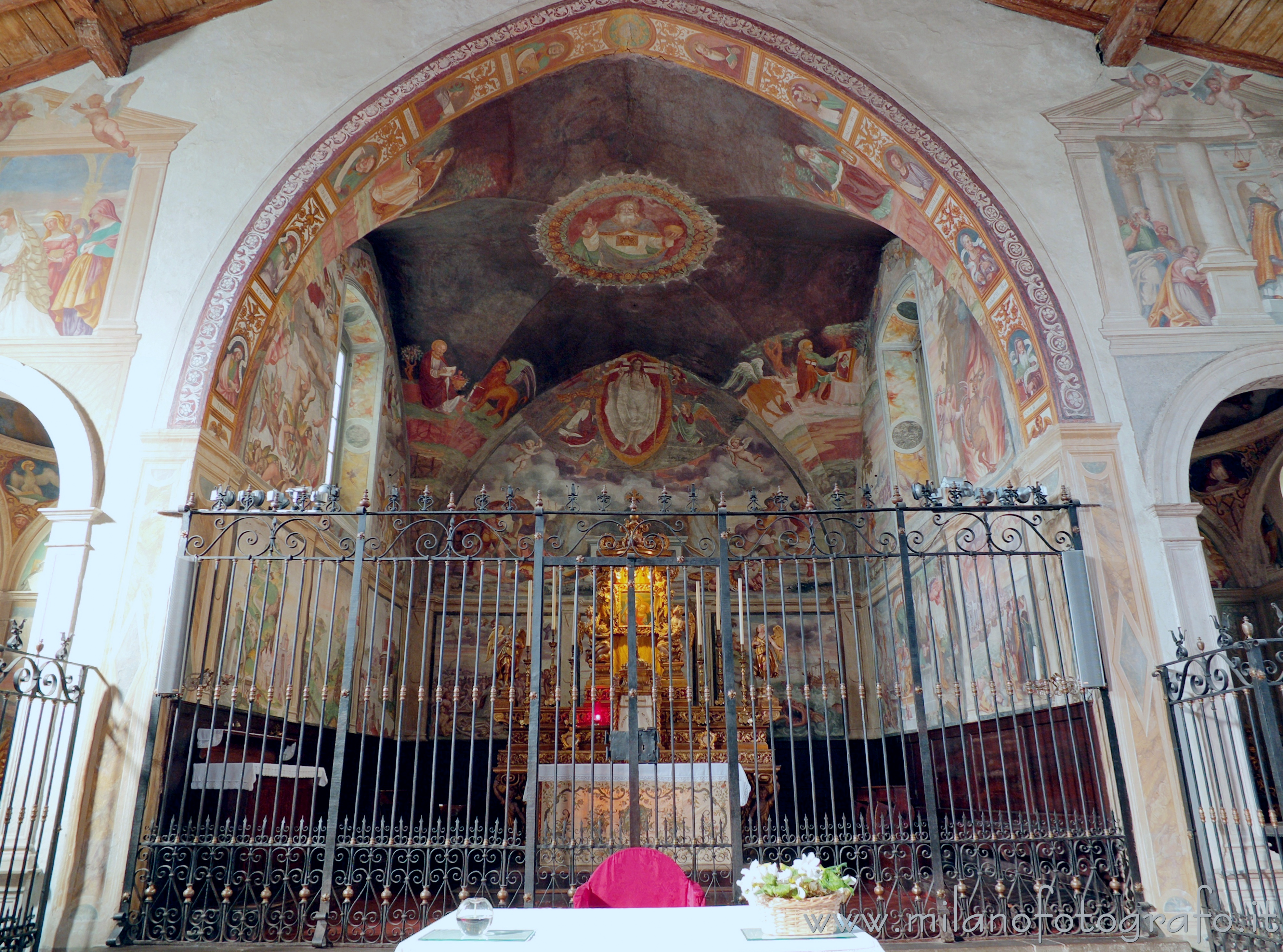 Bergamo (Italy): Central apse of the Church of San Michele al Pozzo - Bergamo (Italy)