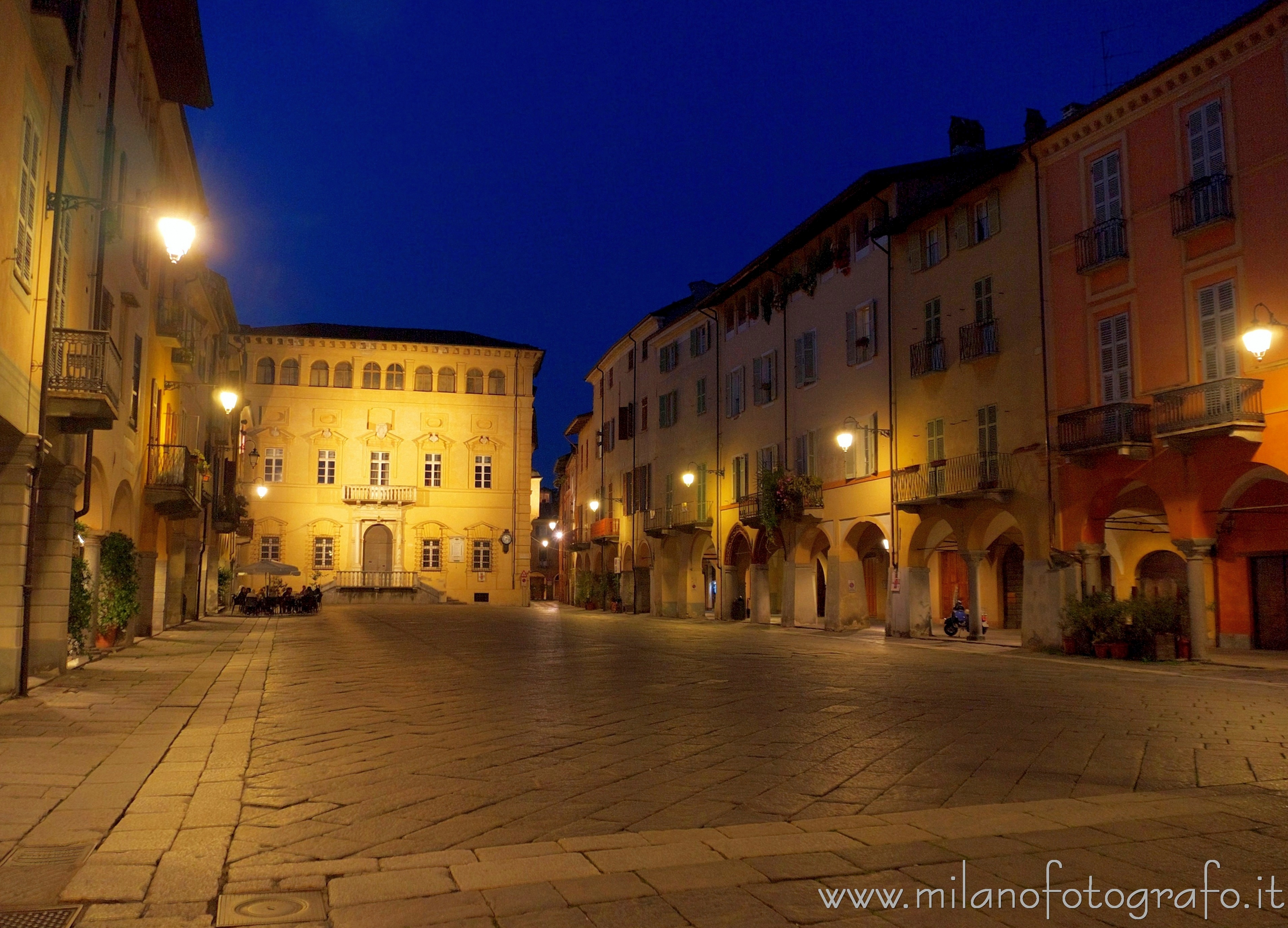 Biella (Italy): Cisterna Square by night - Biella (Italy)