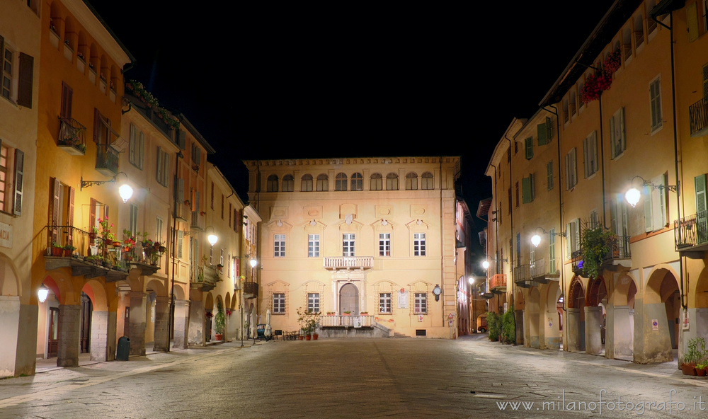 Biella: Vista notturna di Piazza Cisterna - Biella