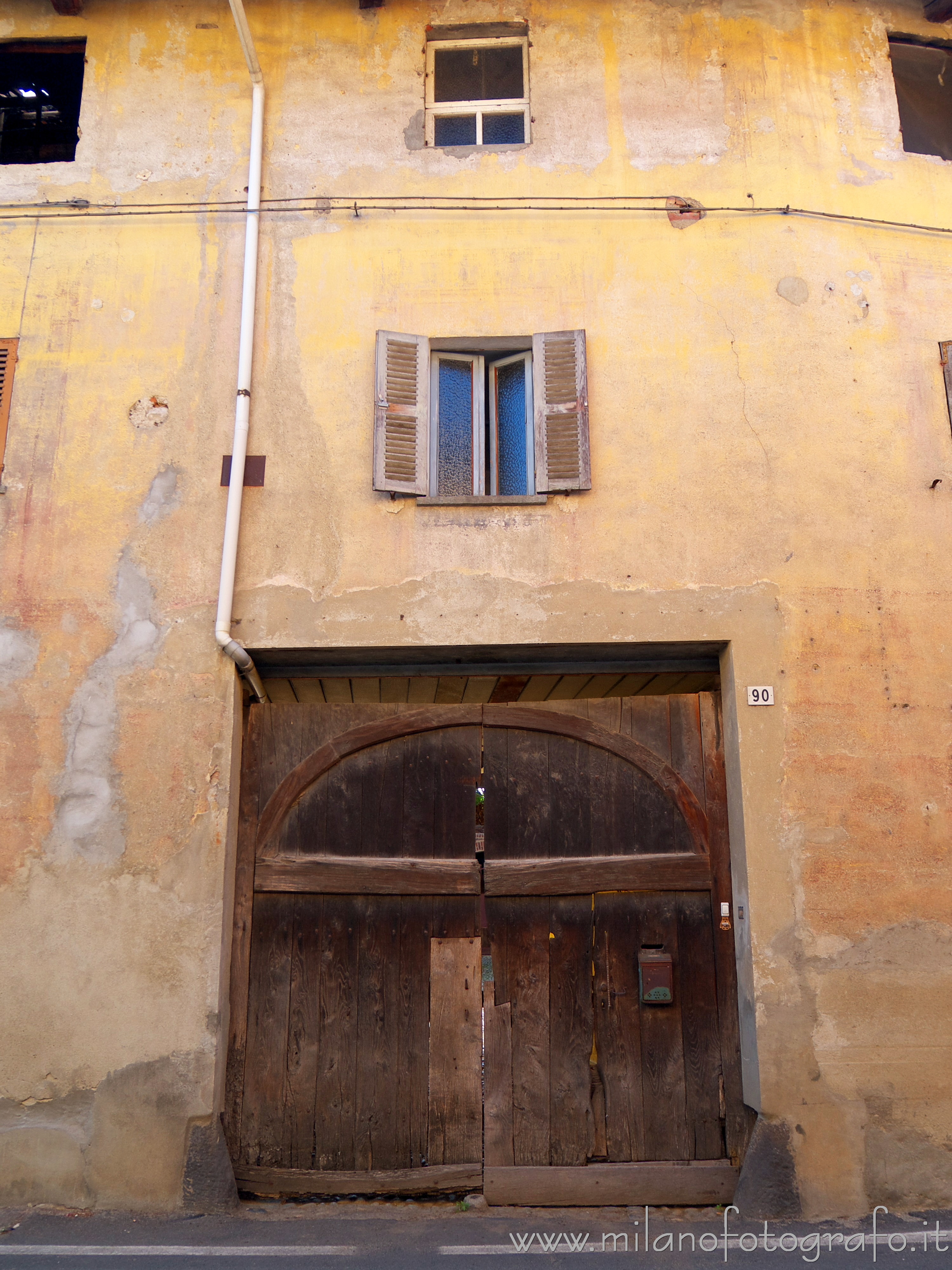Candelo (Biella, Italy): Wooden front door in an old house - Candelo (Biella, Italy)