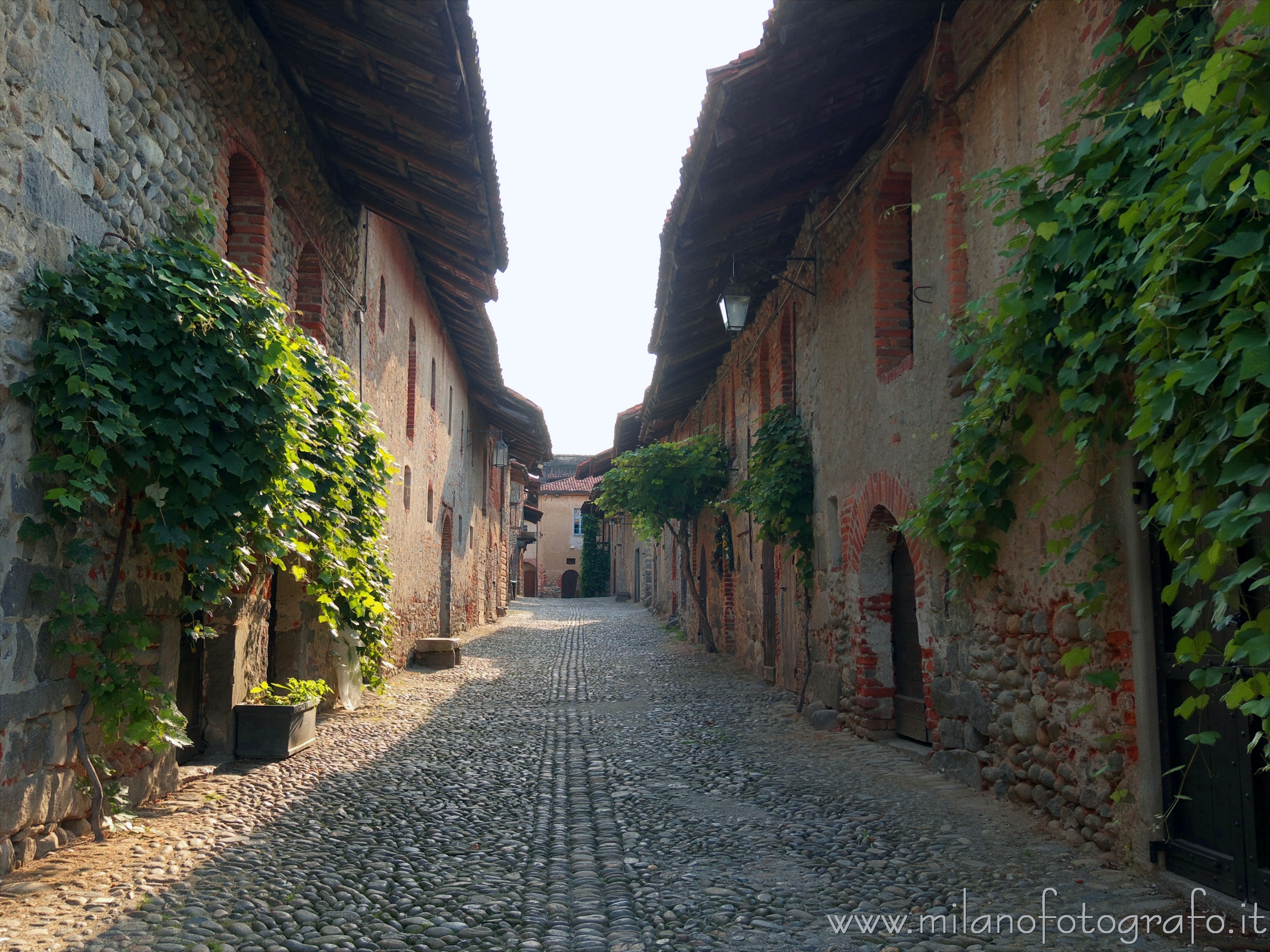 Candelo (Biella, Italy): Street inside the ricetto of Candelo - Candelo (Biella, Italy)