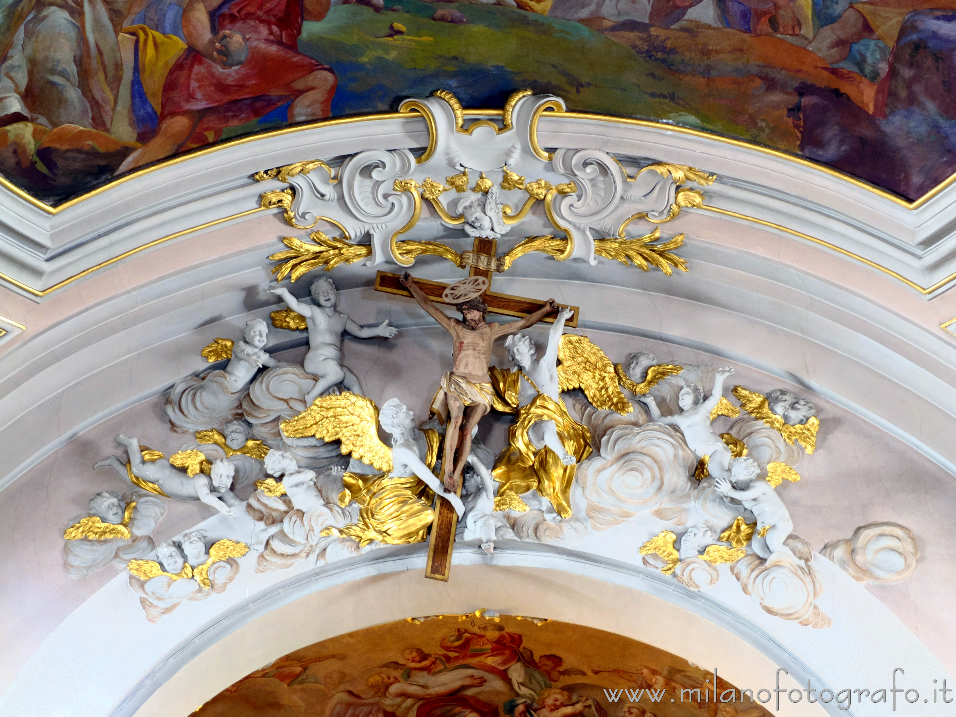 Canzo (Como): Decorazioni a stucco all'apice dell'arco trionfale della Basilica di Santo Stefano - Canzo (Como)