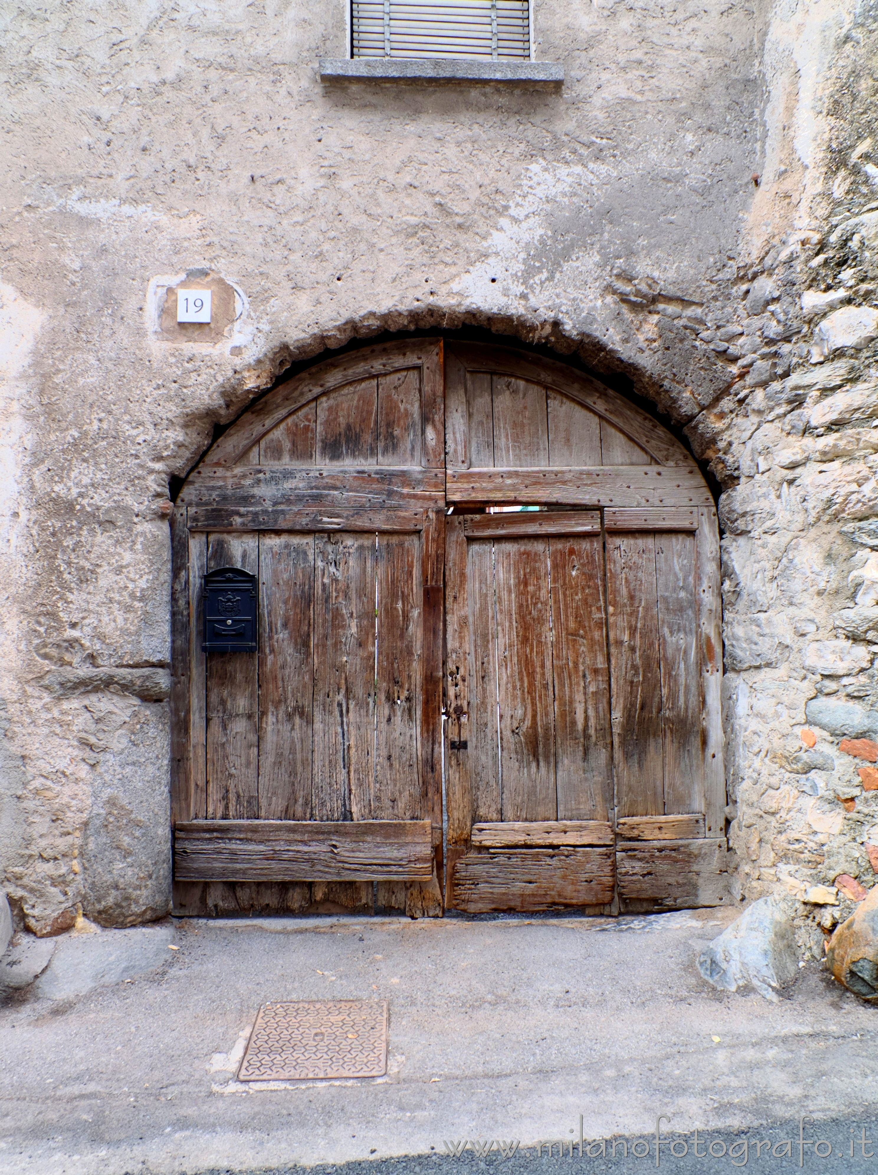 Canzo (Como, Italy): Old courtyard door - Canzo (Como, Italy)