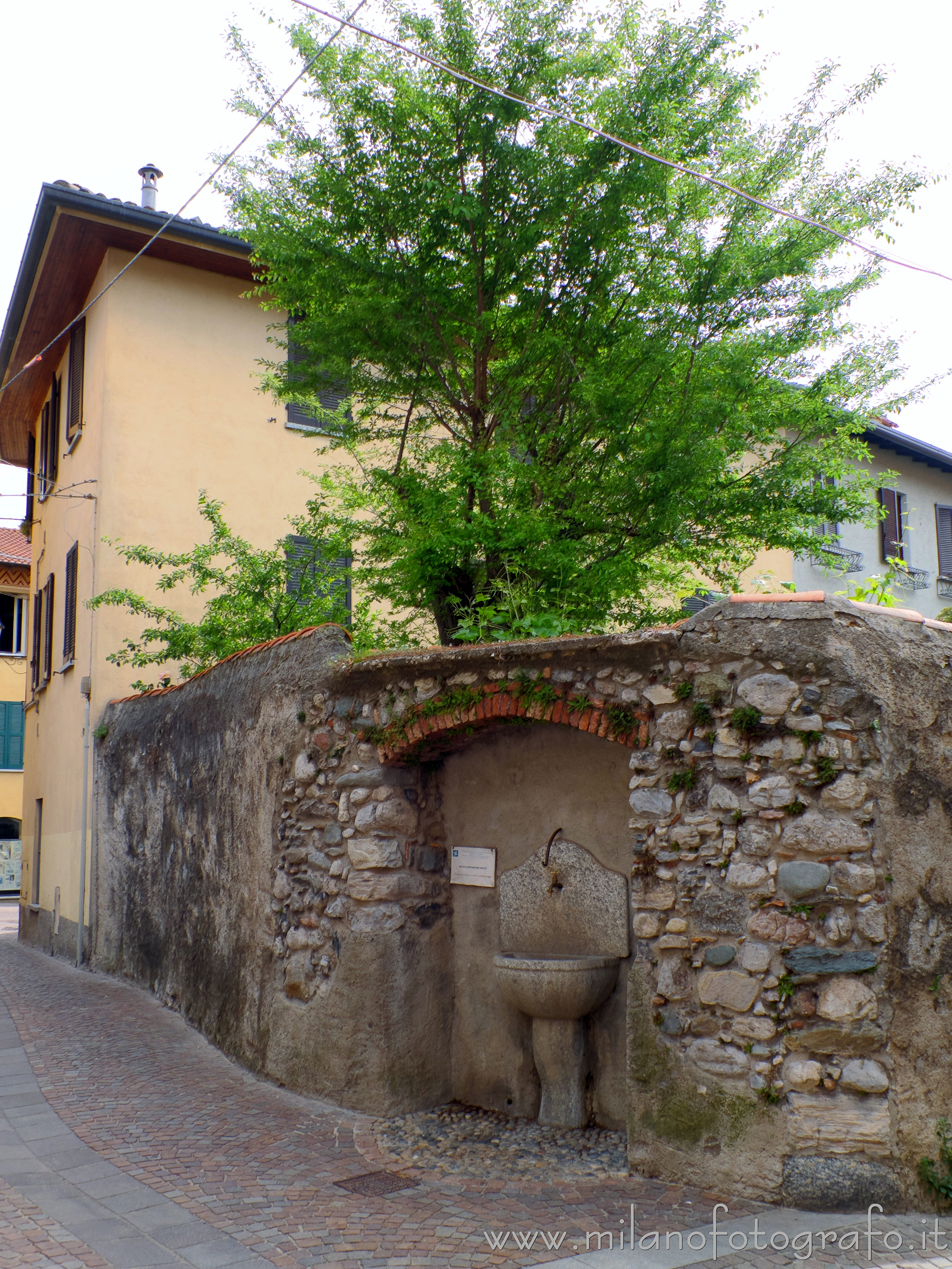 Canzo (Como, Italy): Old wall with fountain - Canzo (Como, Italy)
