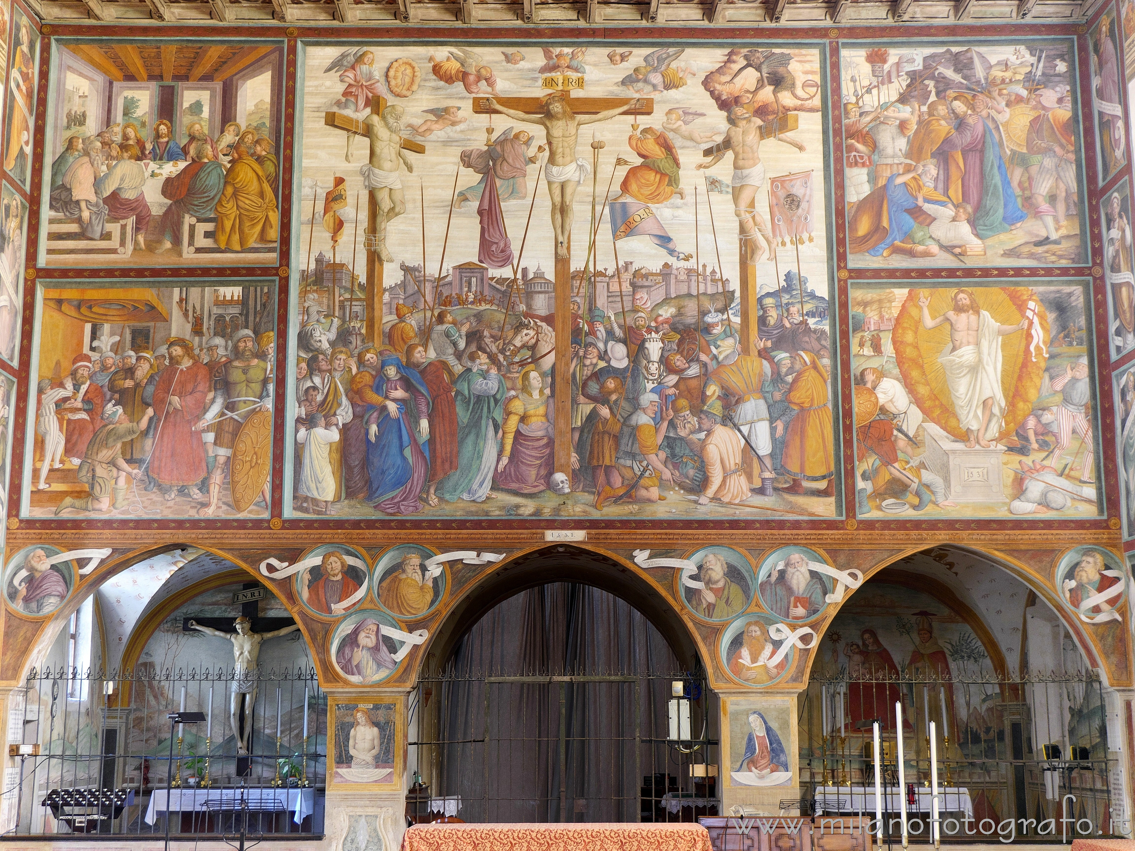 Caravaggio (Bergamo): Parete affrescheta che divide in due l'interno della Chiesa di San Bernardino - Caravaggio (Bergamo)