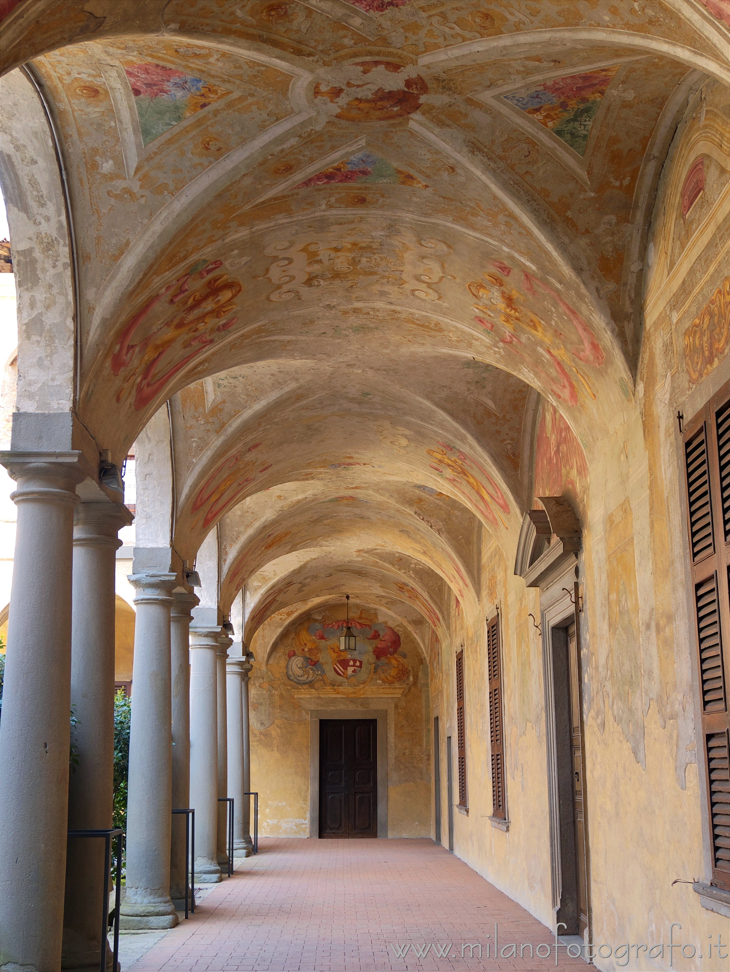 Cavernago (Bergamo, Italy): Colonnade in the court of the Castle Cavernago - Cavernago (Bergamo, Italy)